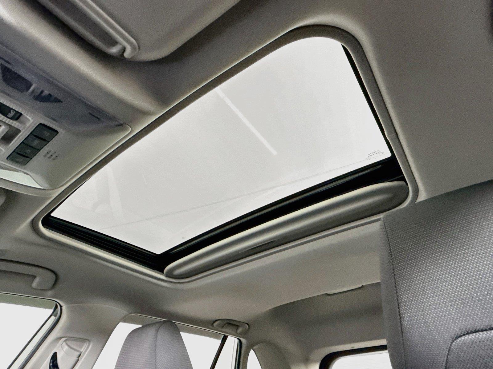 2025 Toyota RAV4 Hybrid XLE photo 5