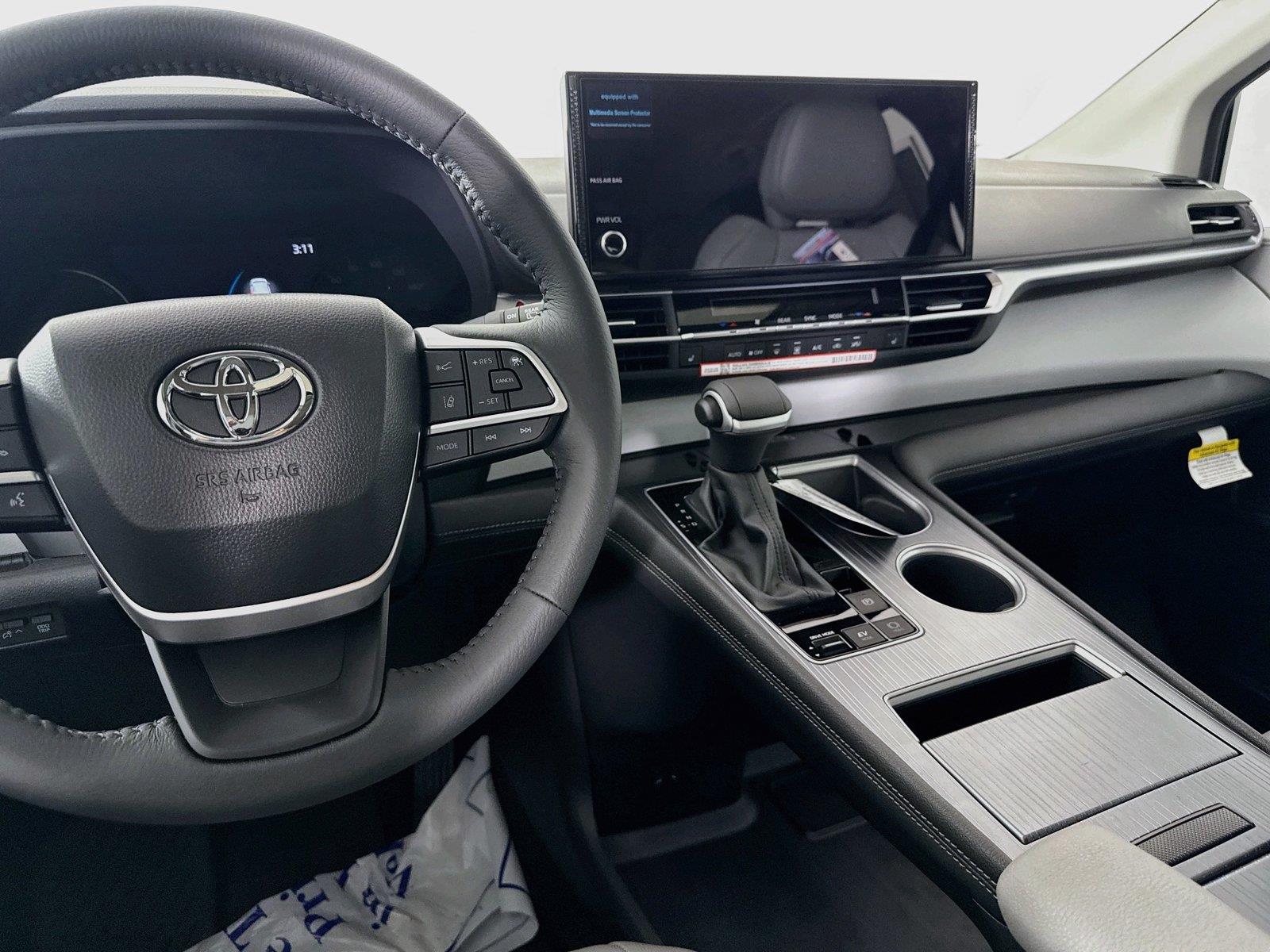 2026 Toyota Sienna XLE 8-Passenger photo 32