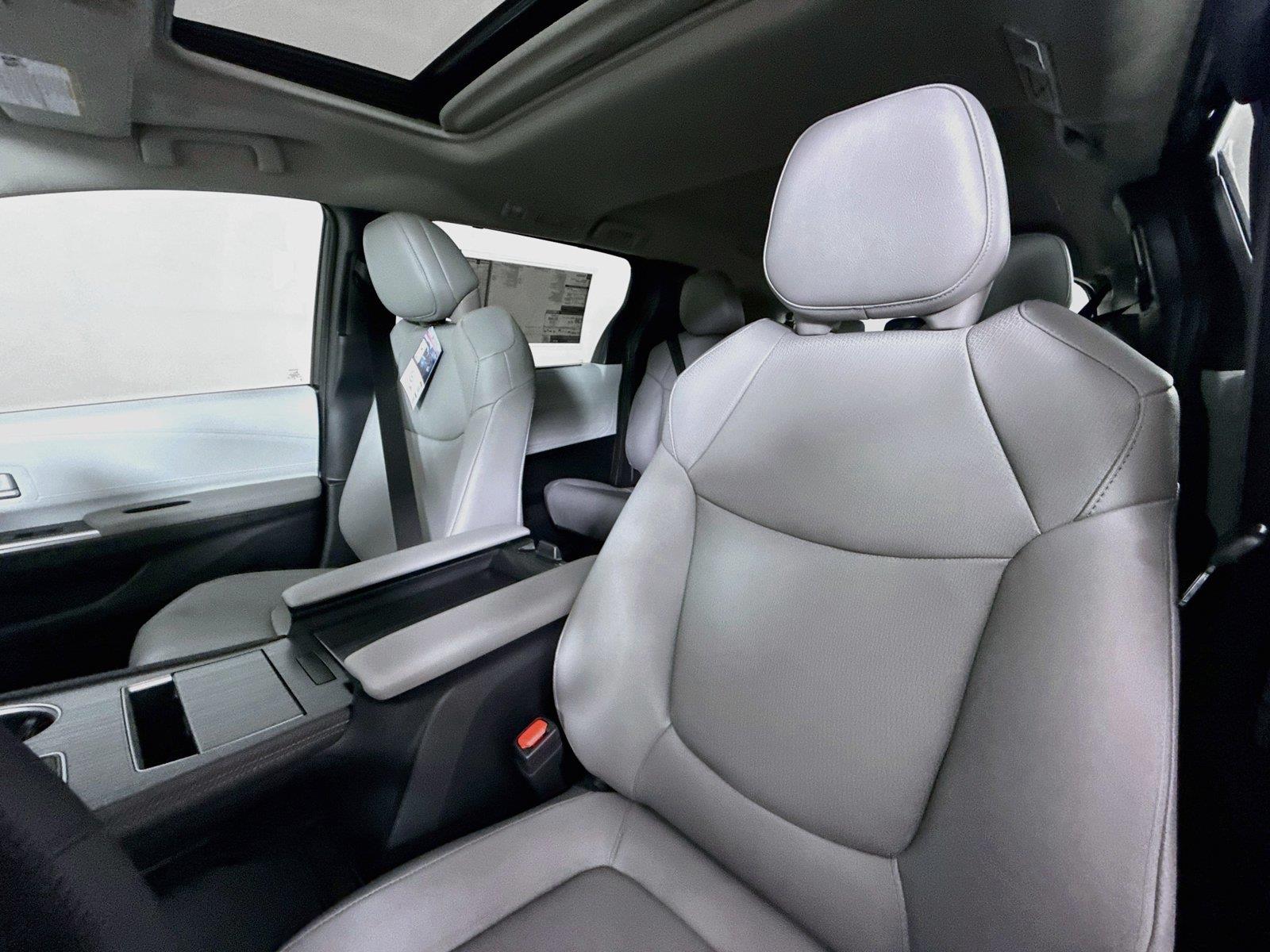 2026 Toyota Sienna XLE 8-Passenger photo 2