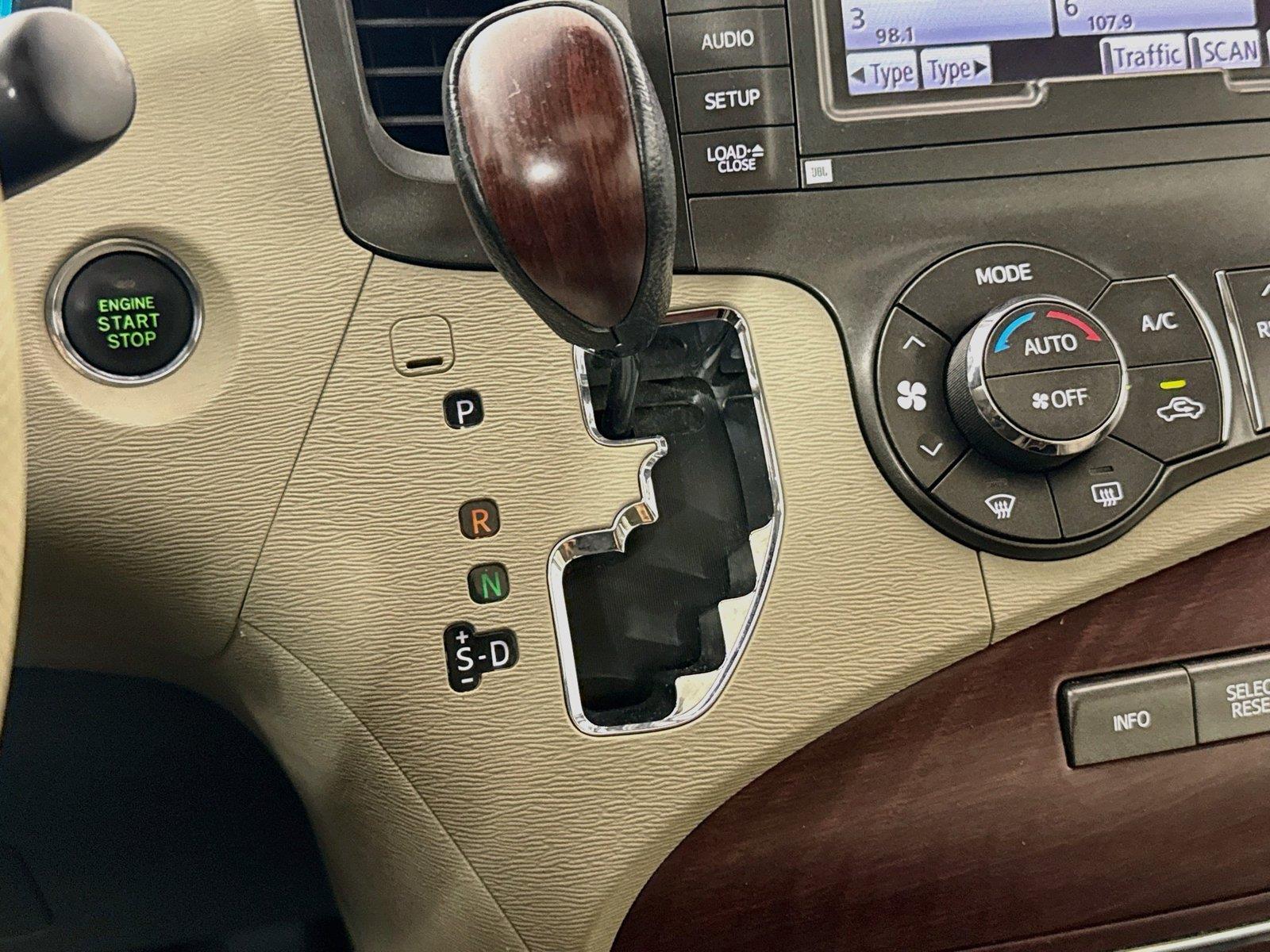 2013 Toyota Sienna XLE photo 27