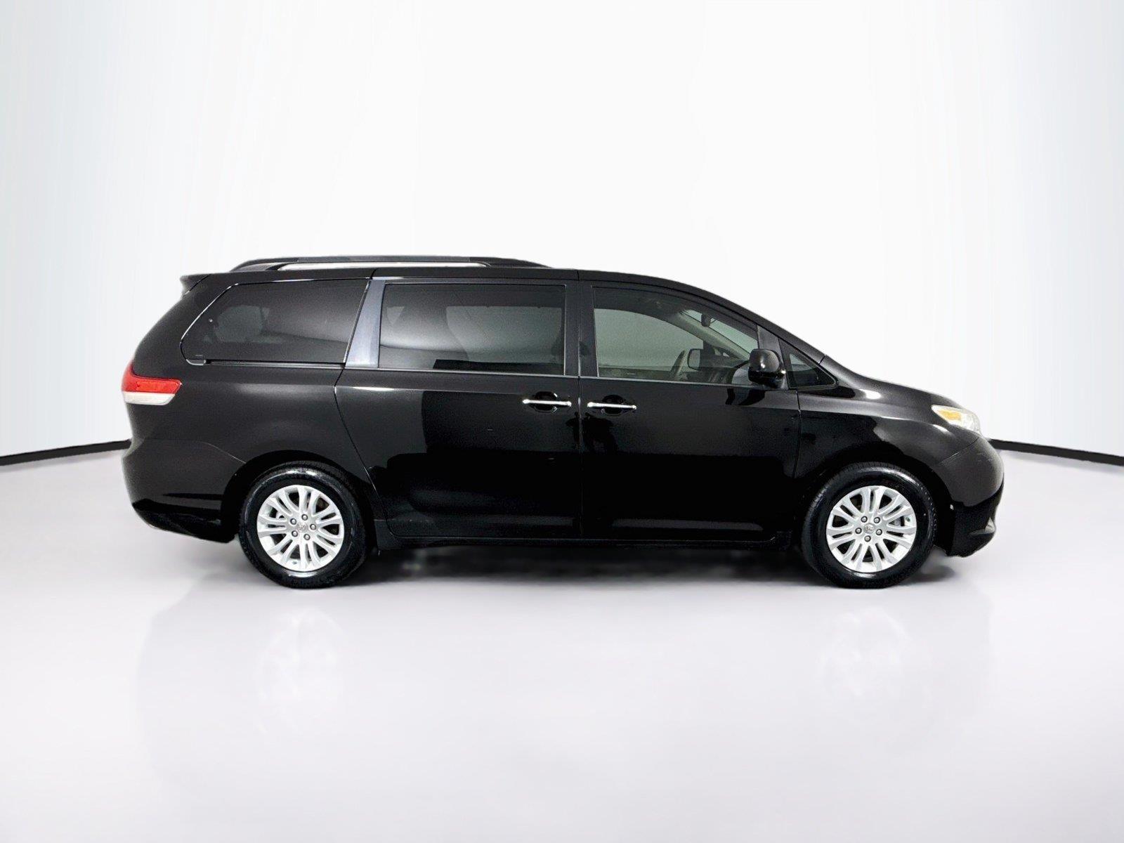 2013 Toyota Sienna XLE photo 10