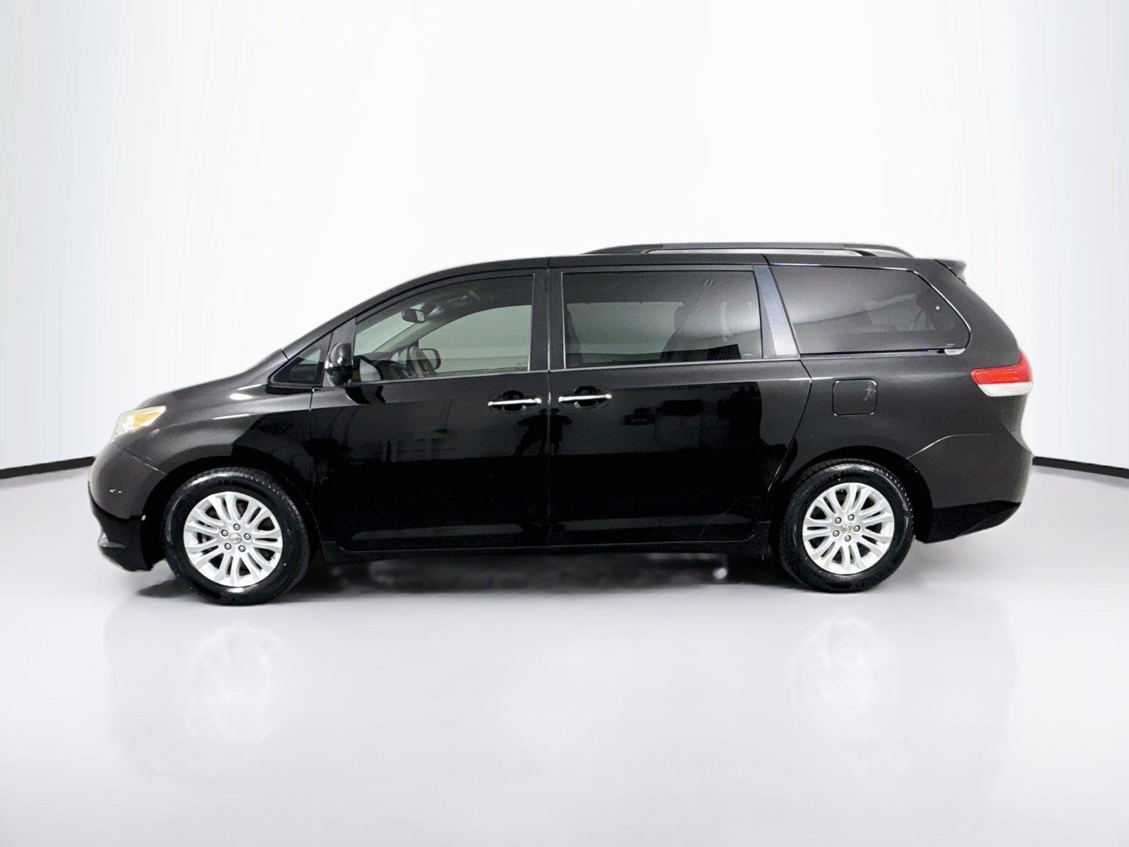 2013 Toyota Sienna XLE photo 13