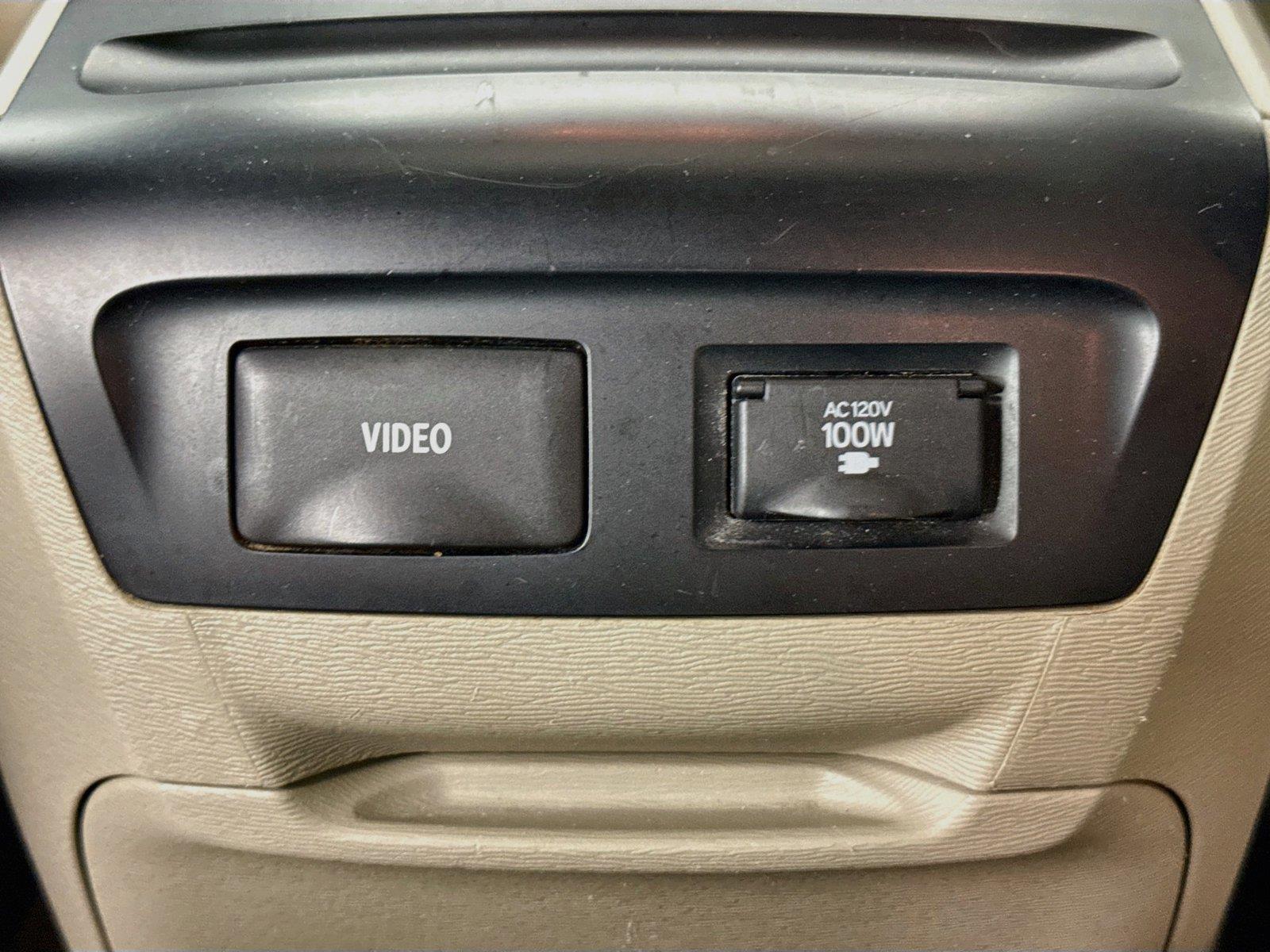 2013 Toyota Sienna XLE photo 37