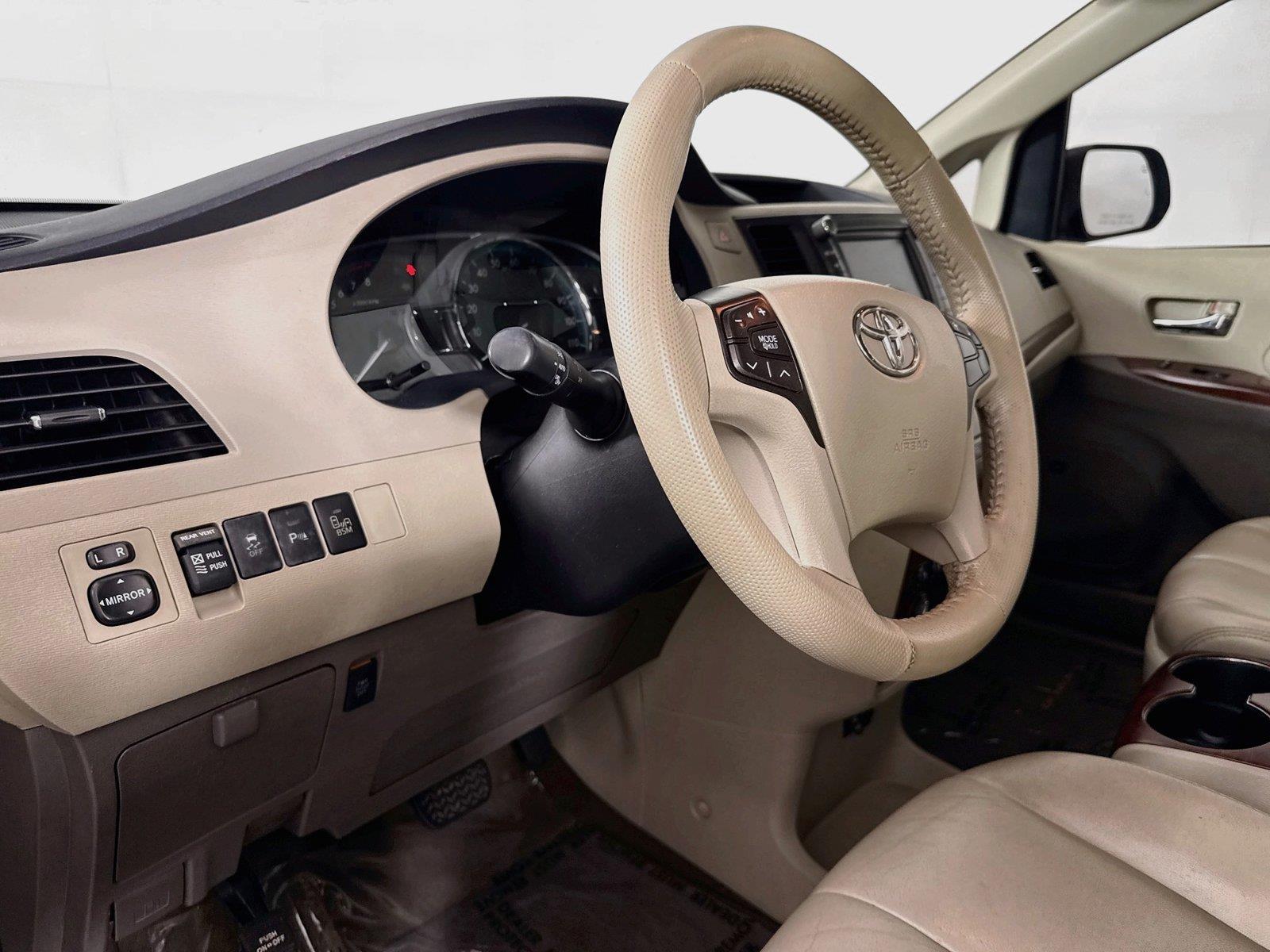 2013 Toyota Sienna XLE photo 3