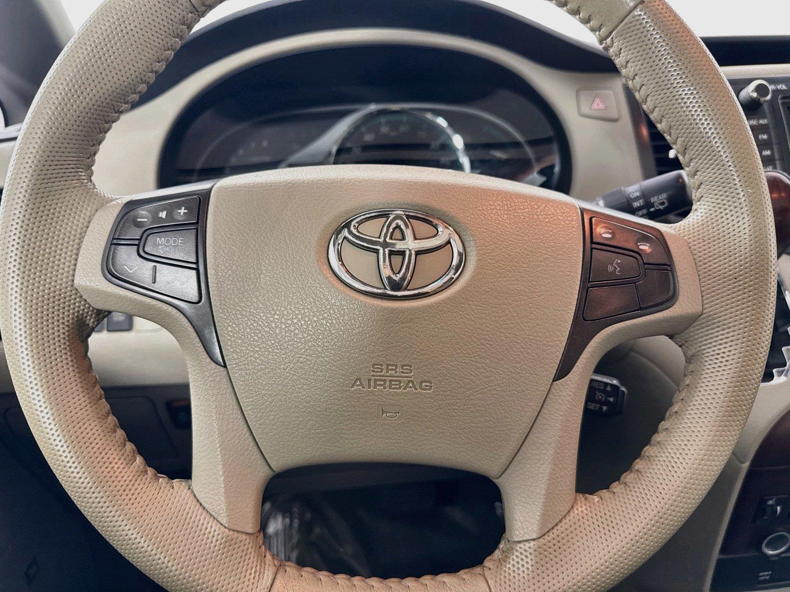 2013 Toyota Sienna XLE photo 16