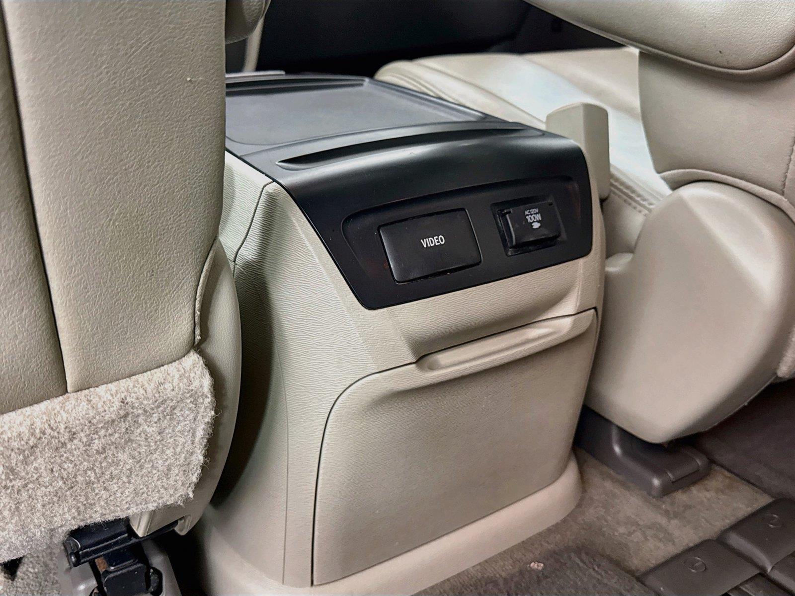 2013 Toyota Sienna XLE photo 36