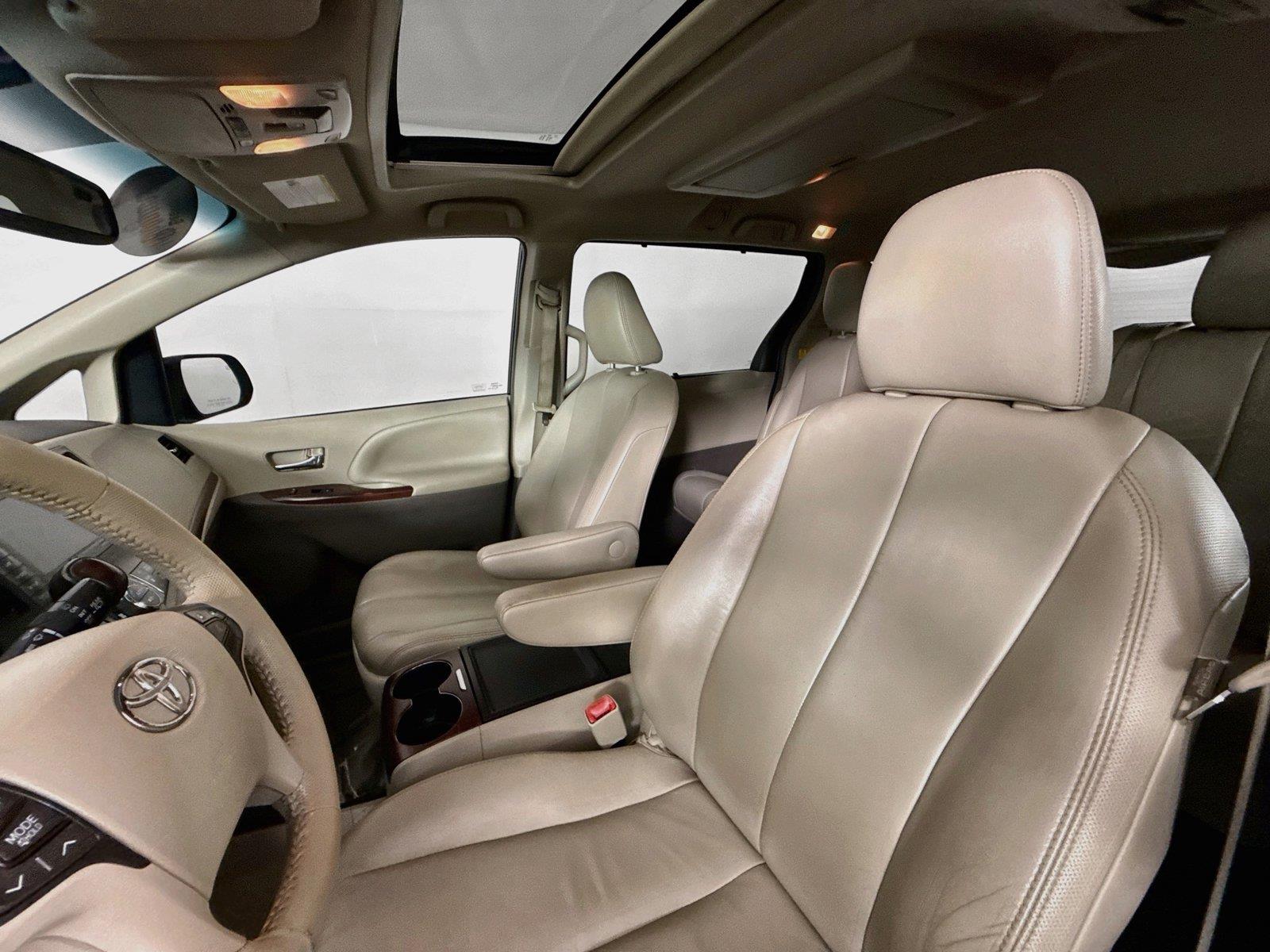 2013 Toyota Sienna XLE photo 2