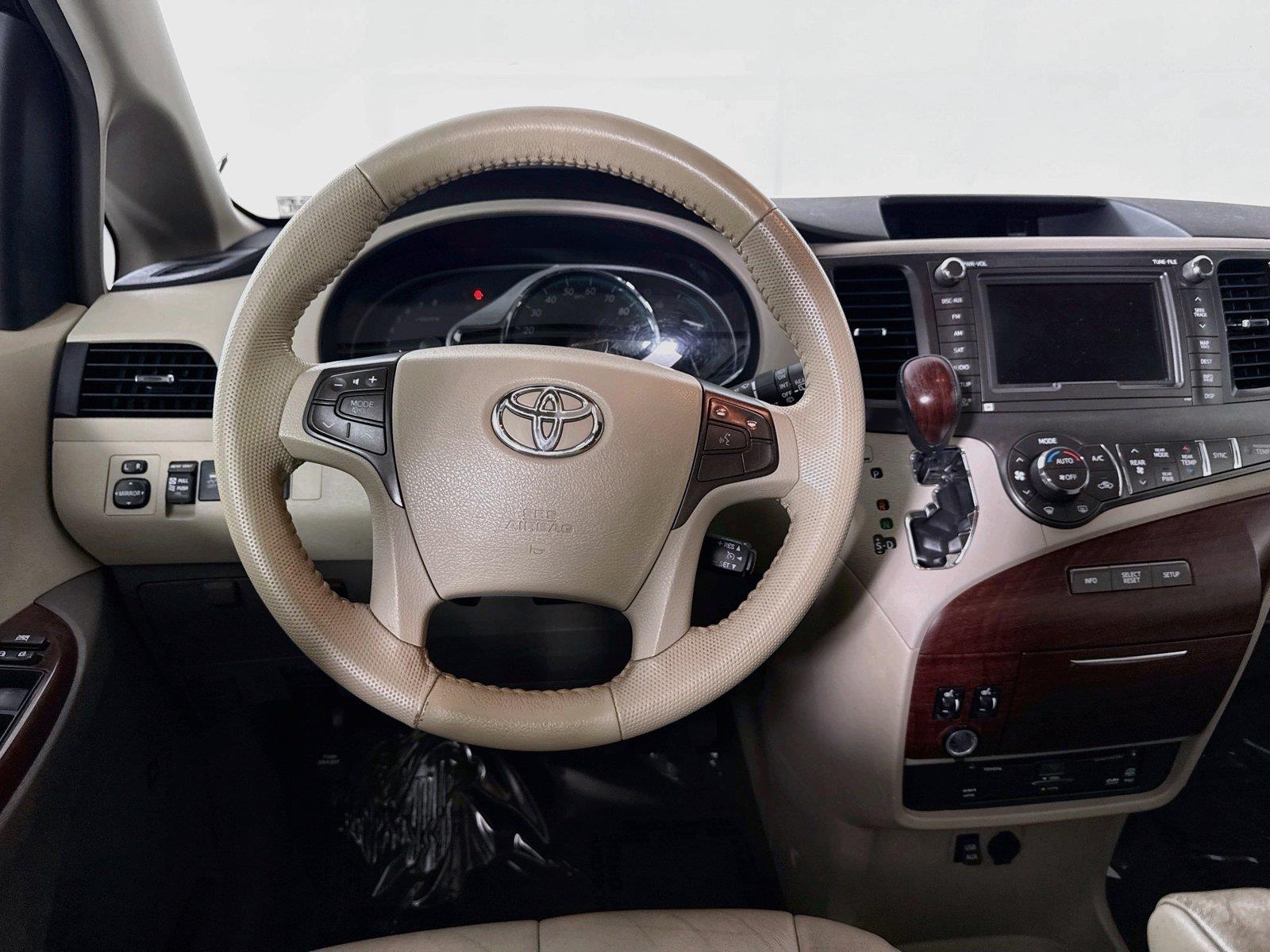 2013 Toyota Sienna XLE photo 33