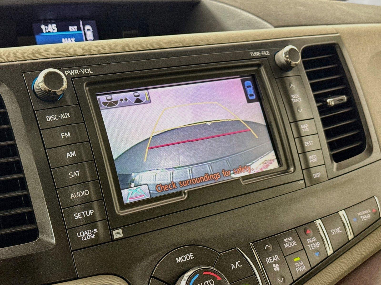 2013 Toyota Sienna XLE photo 25