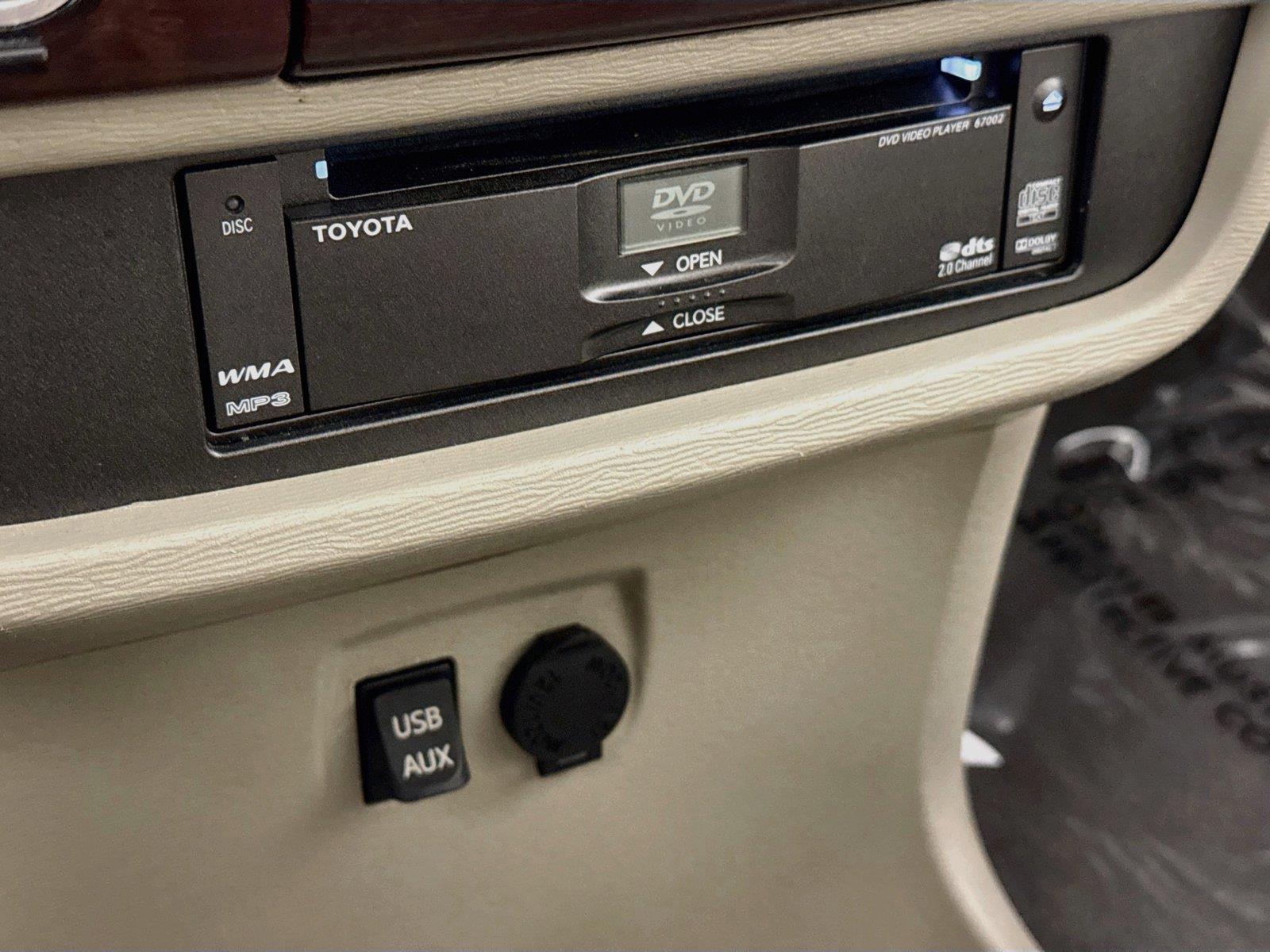 2013 Toyota Sienna XLE photo 28