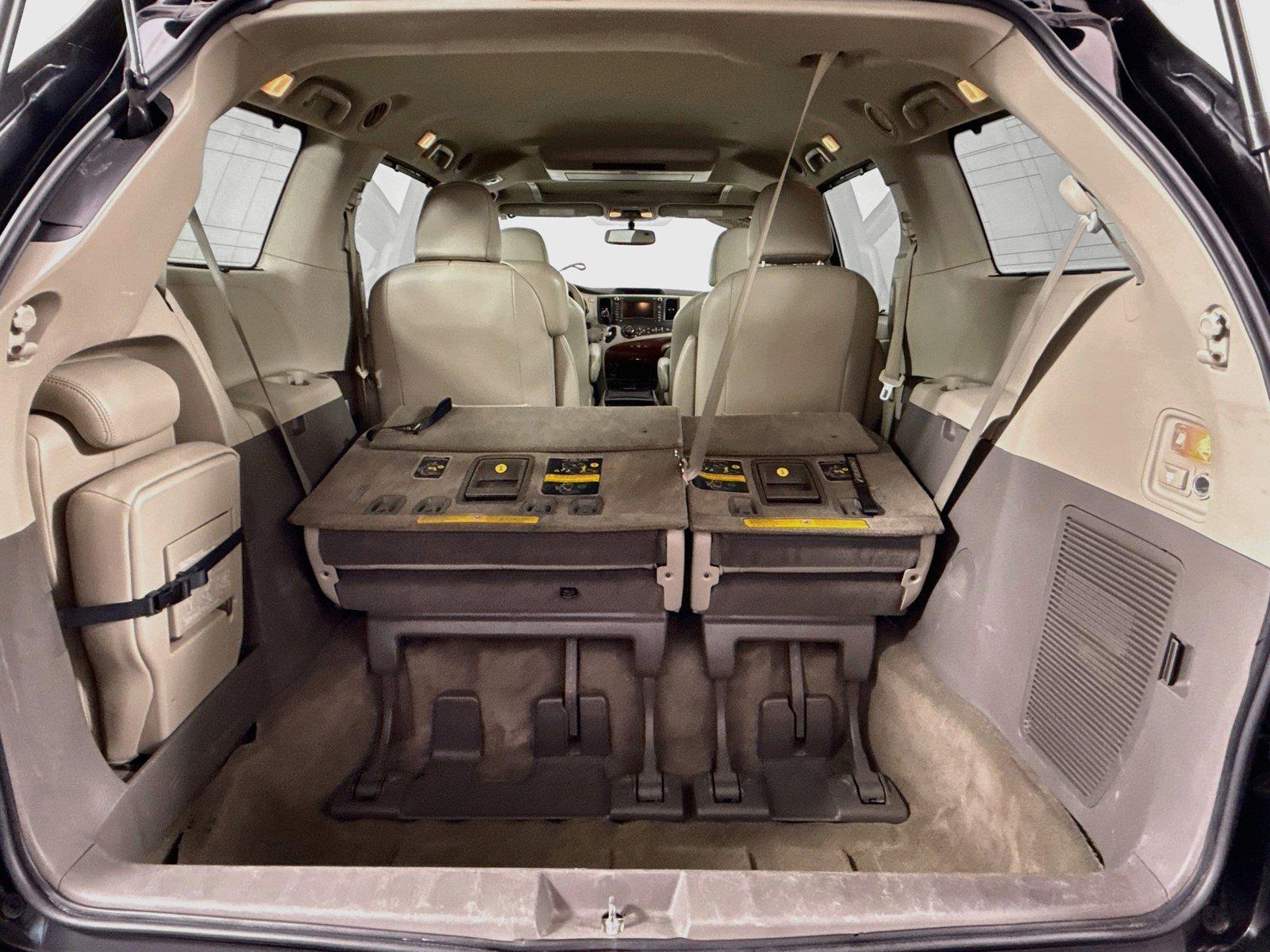 2013 Toyota Sienna XLE photo 38