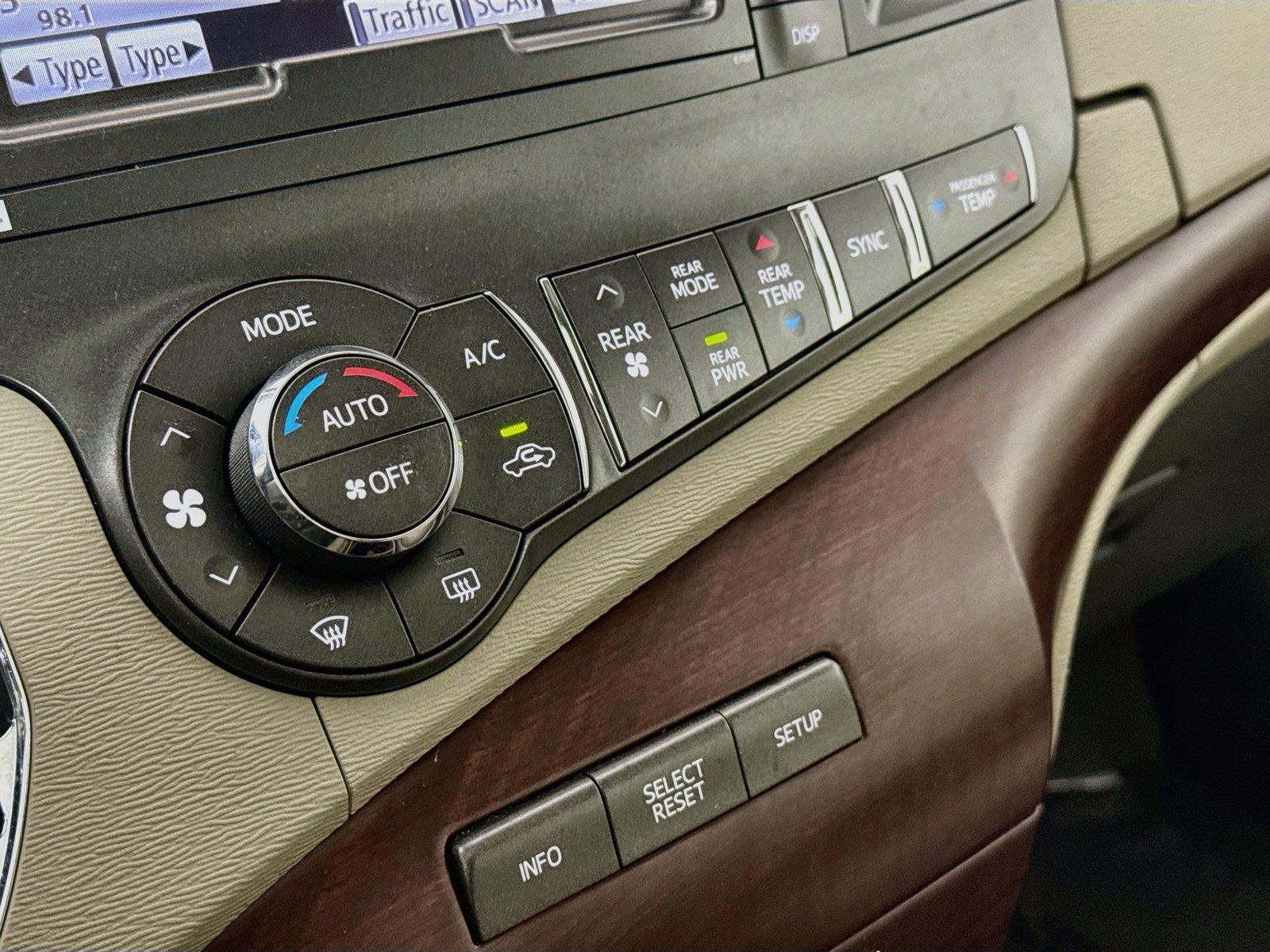 2013 Toyota Sienna XLE photo 26