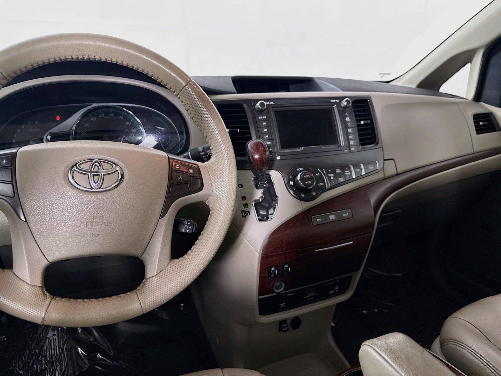 2013 Toyota Sienna XLE photo 34