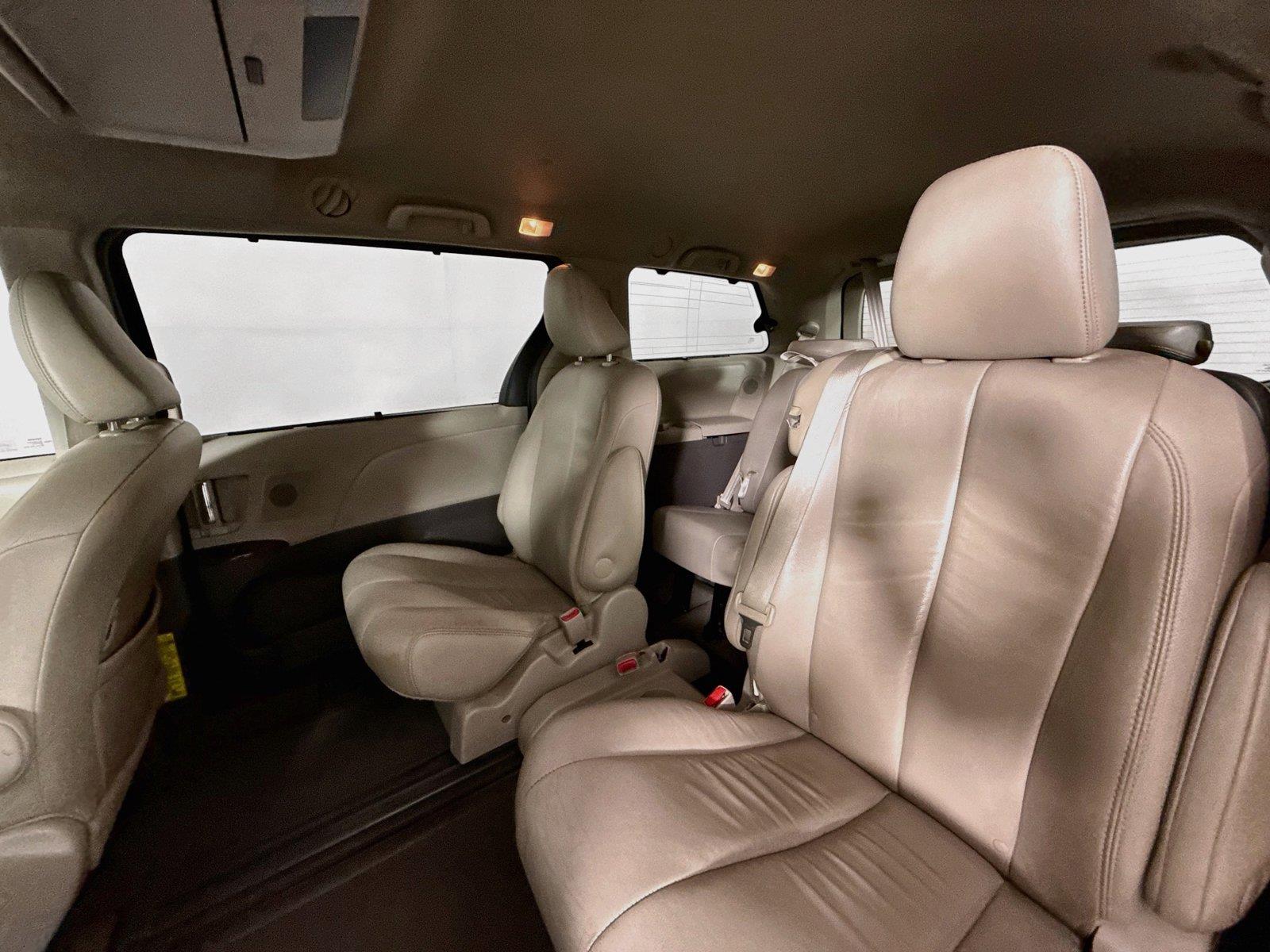 2013 Toyota Sienna XLE photo 32