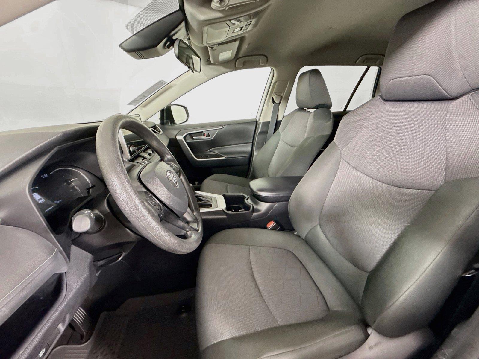 2025 Toyota RAV4 XLE photo 2