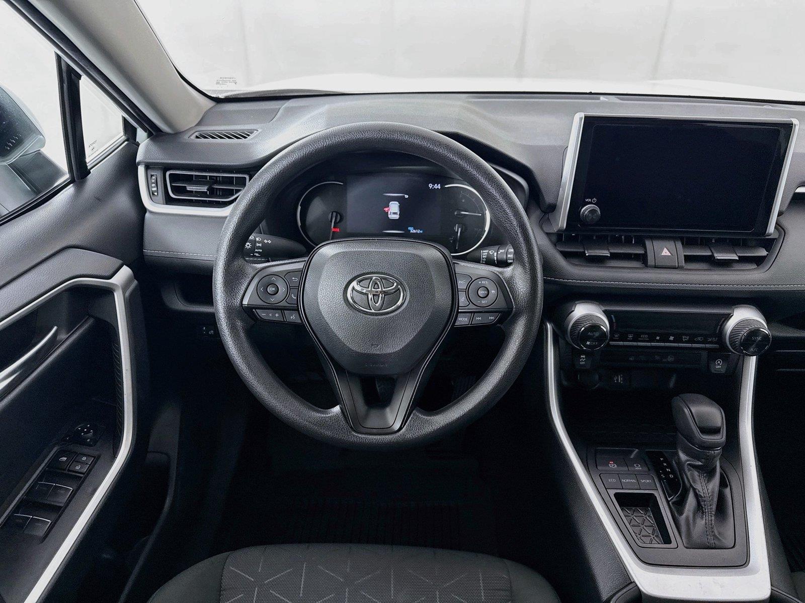 2025 Toyota RAV4 XLE photo 30