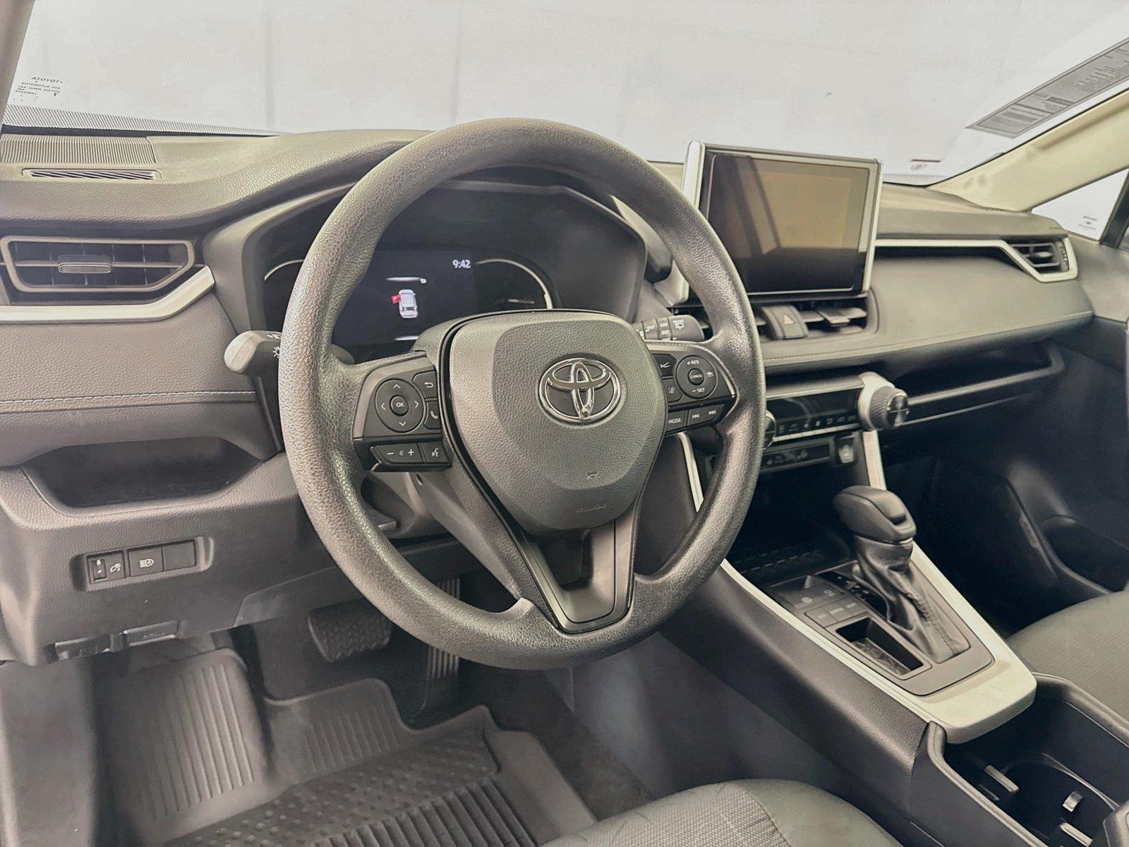 2025 Toyota RAV4 XLE photo 3
