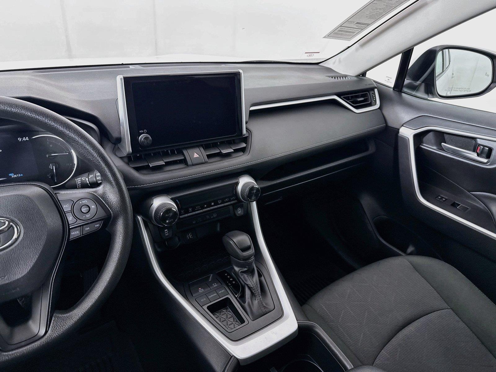 2025 Toyota RAV4 XLE photo 31