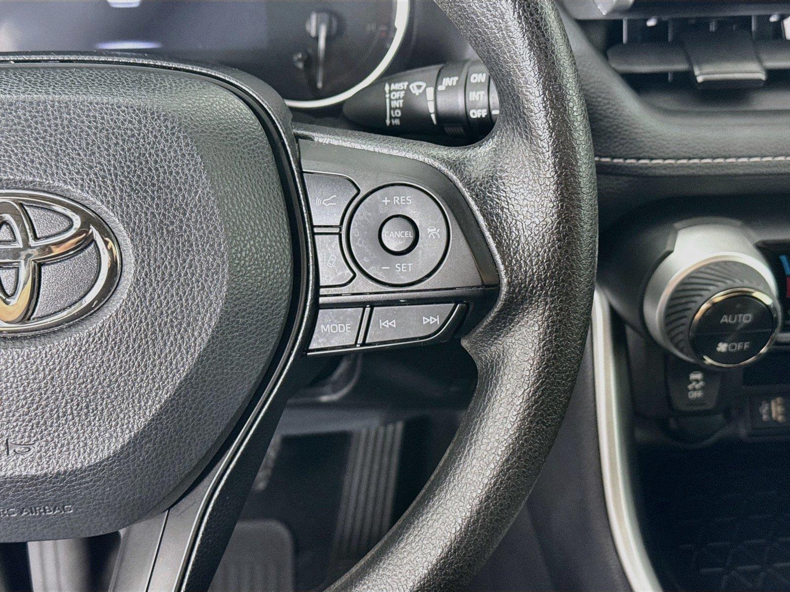 2025 Toyota RAV4 XLE photo 17