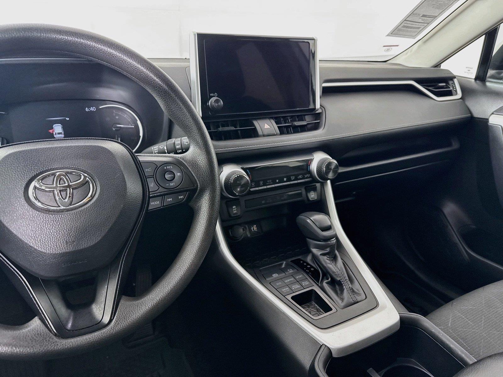 2025 Toyota RAV4 XLE photo 29