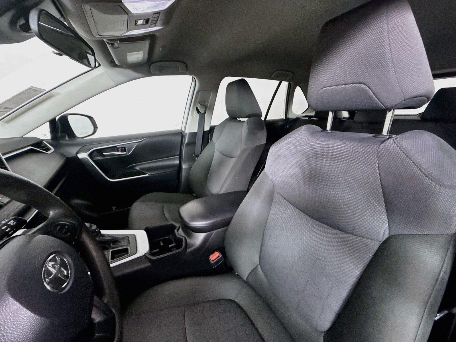 2025 Toyota RAV4 XLE photo 2