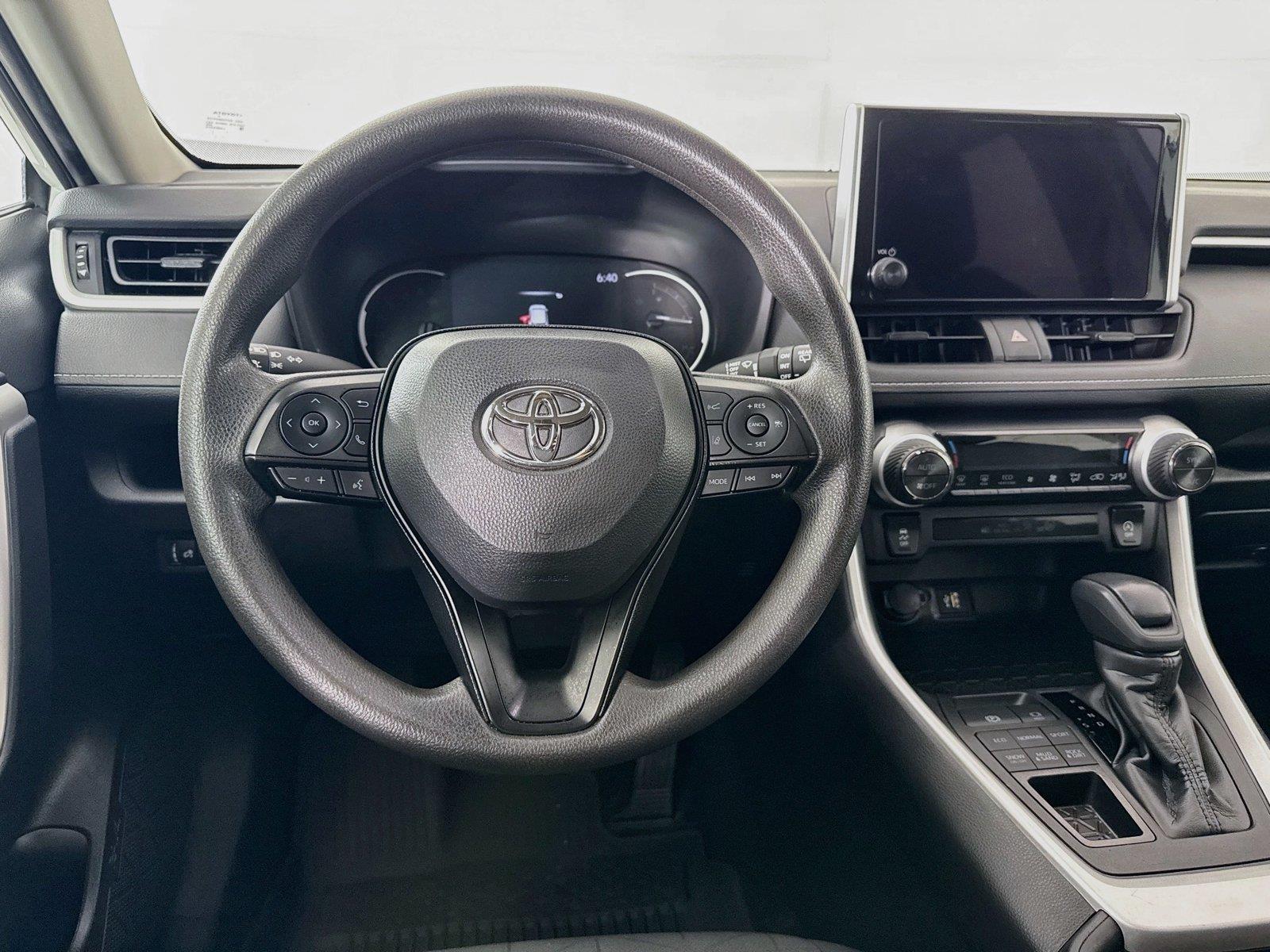 2025 Toyota RAV4 XLE photo 28