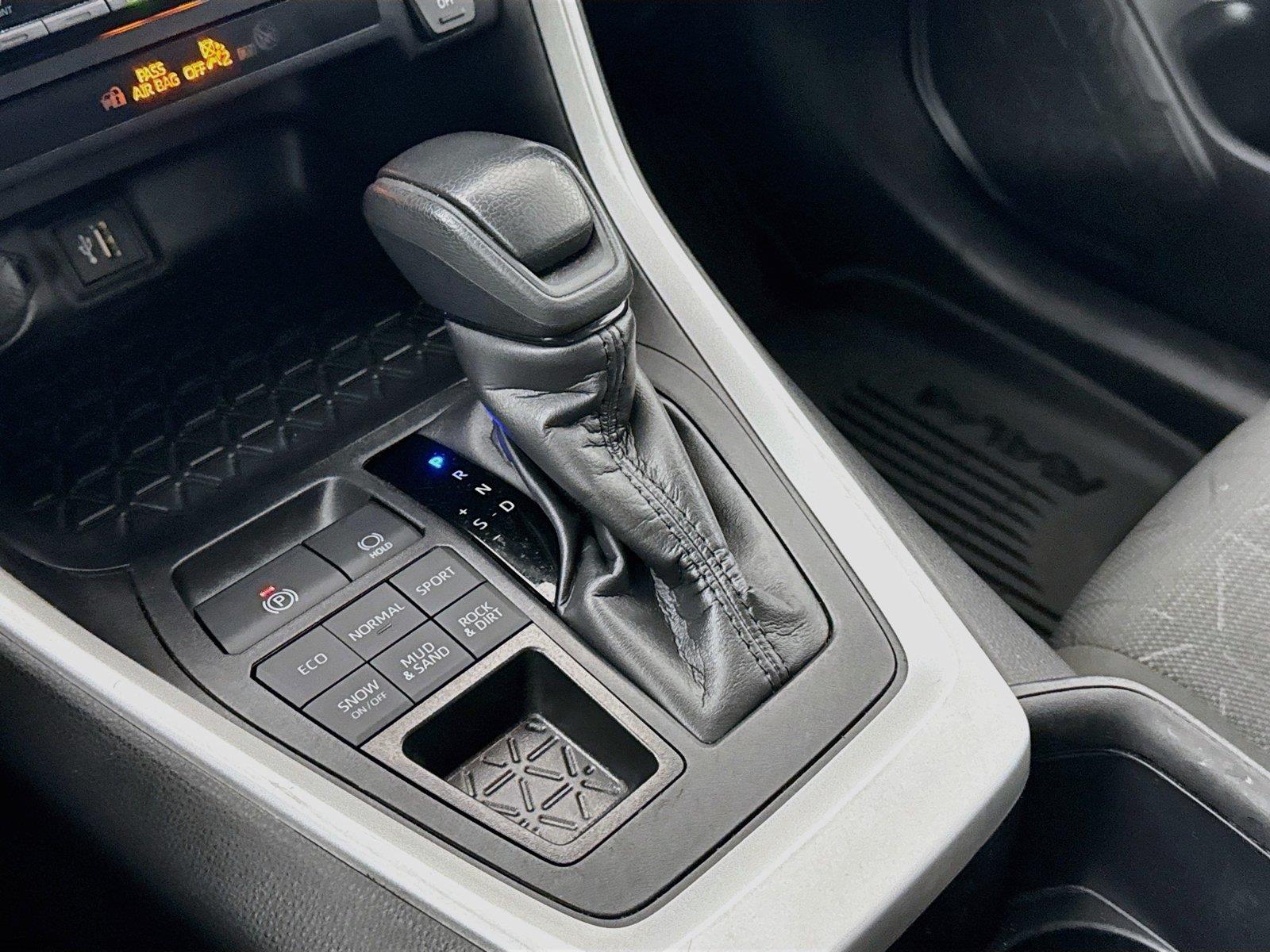 2025 Toyota RAV4 XLE photo 24