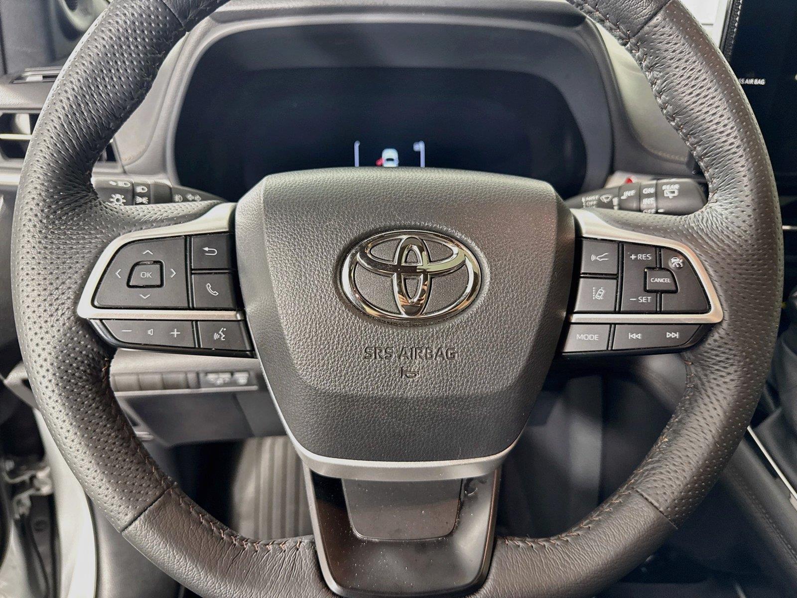 2025 Toyota Sienna Limited photo 16