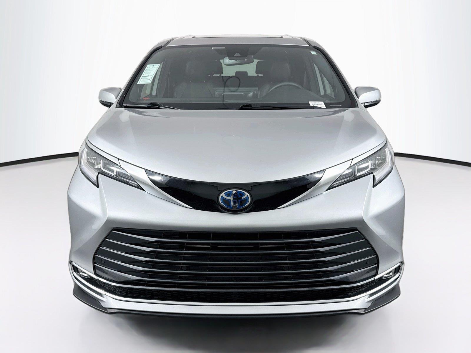 2025 Toyota Sienna Limited photo 8