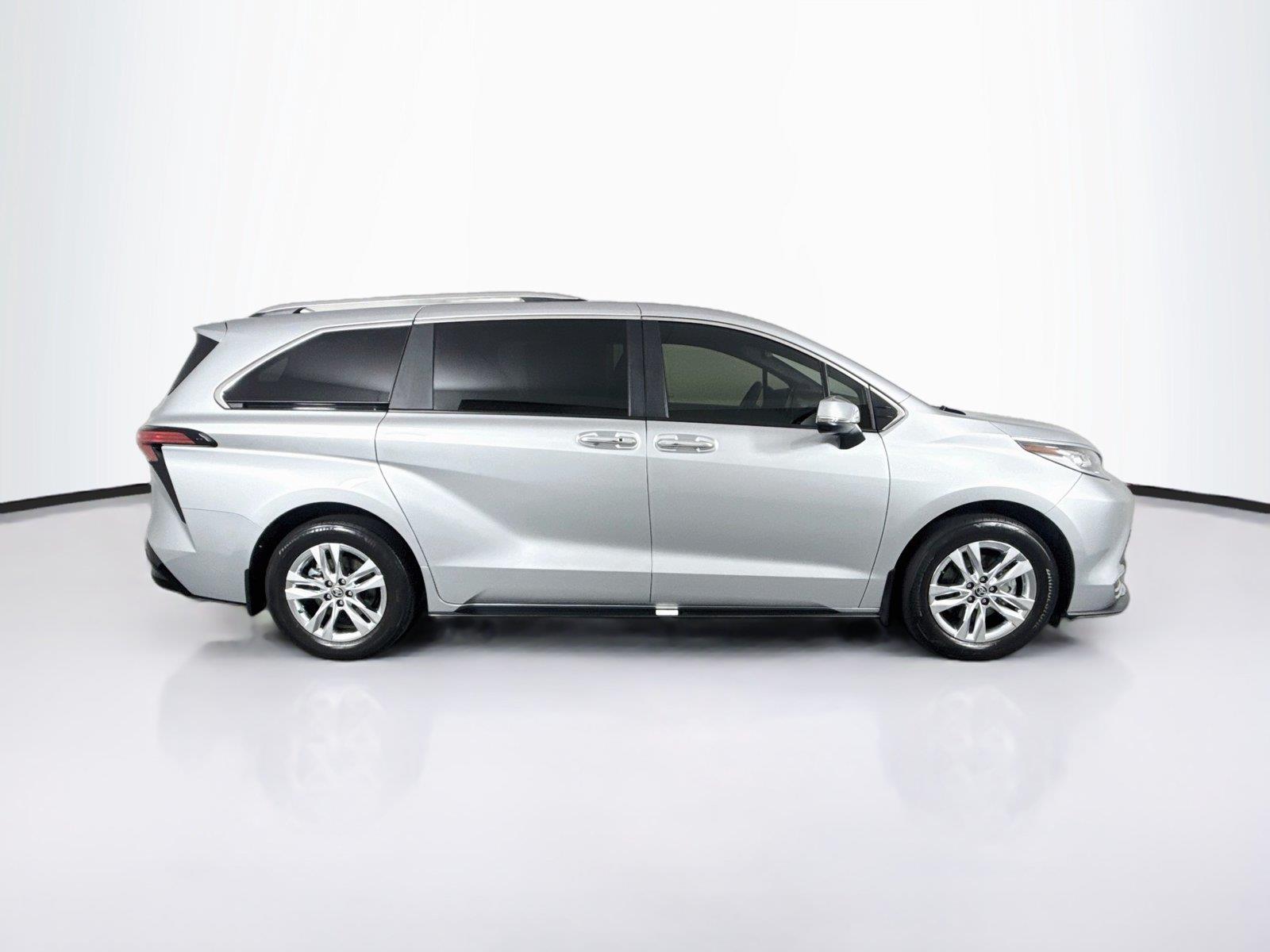2025 Toyota Sienna Limited photo 10