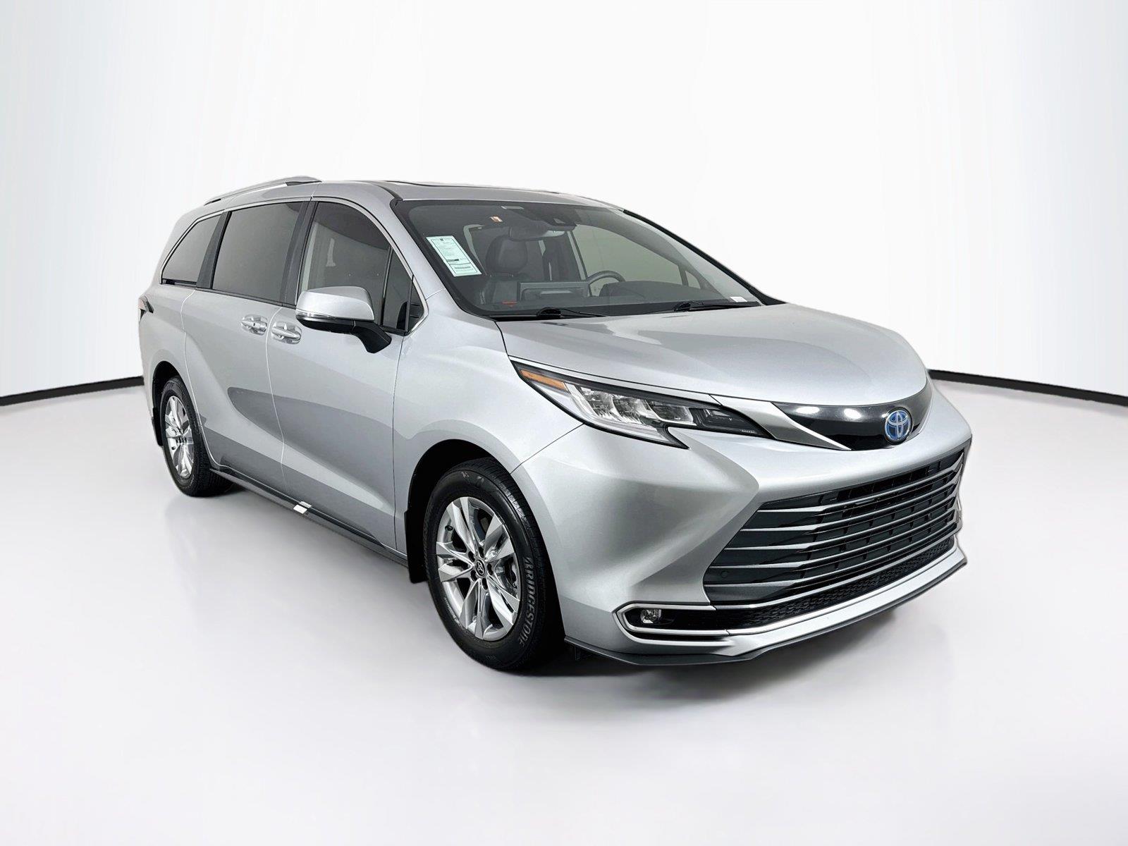 2025 Toyota Sienna Limited photo 9