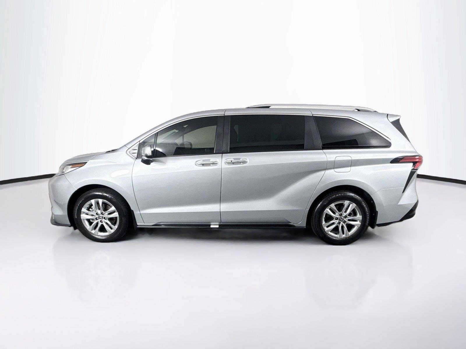 2025 Toyota Sienna Limited photo 13