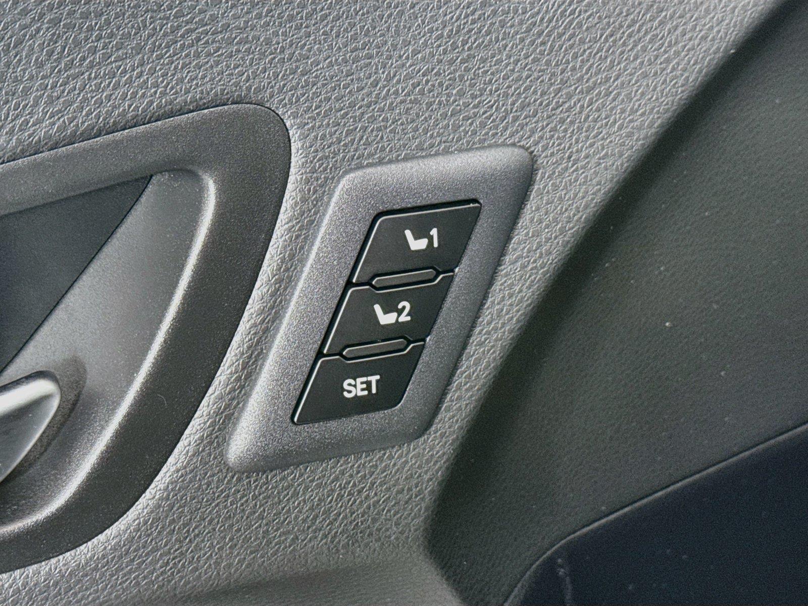 2025 Toyota Sienna Limited photo 31