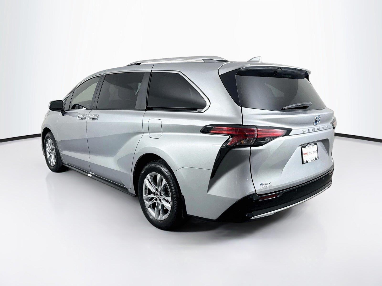 2025 Toyota Sienna Limited photo 12