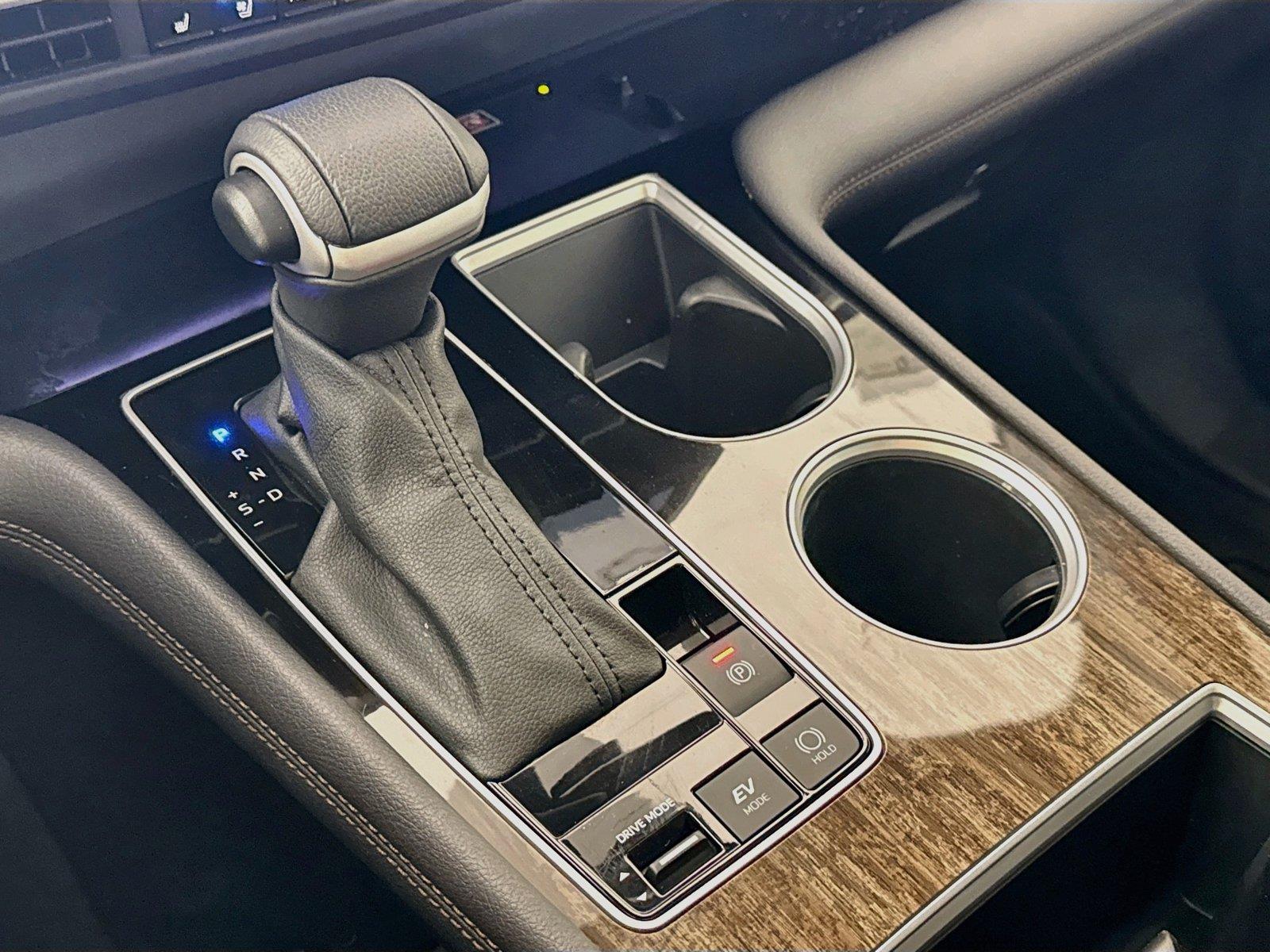2025 Toyota Sienna Limited photo 27