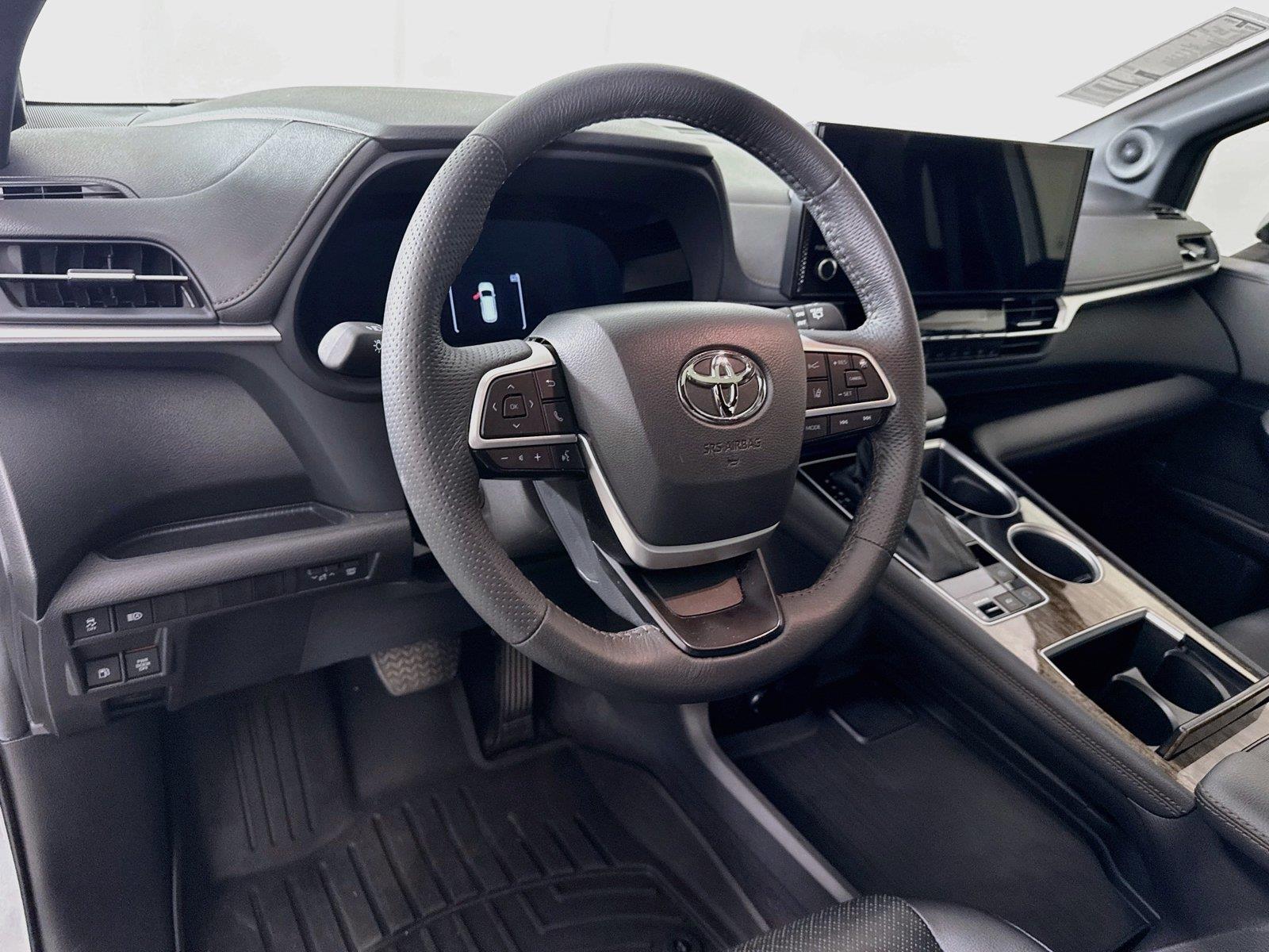 2025 Toyota Sienna Limited photo 3