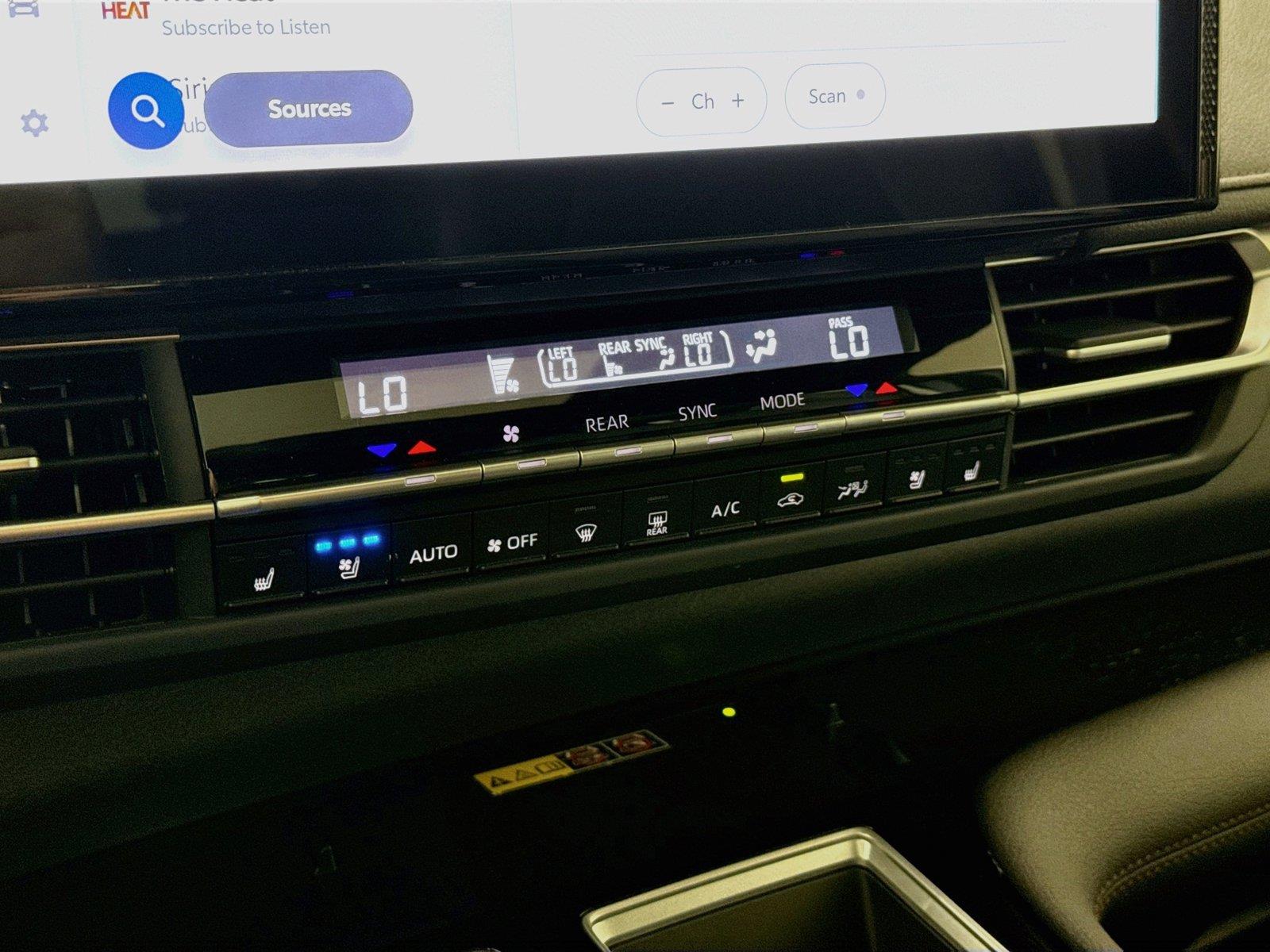 2025 Toyota Sienna Limited photo 26