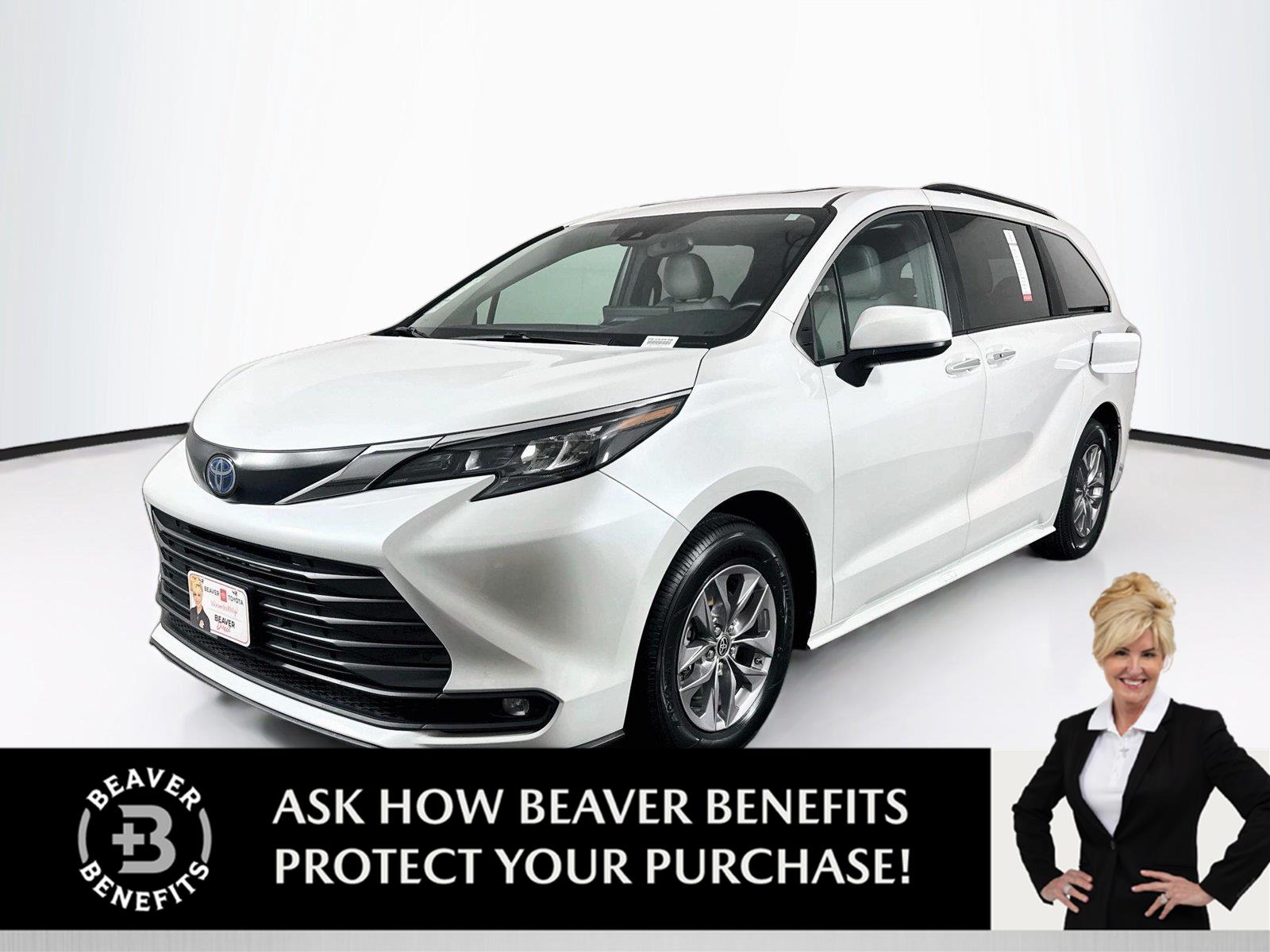 White (Wind Chill Pearl) 2025 Toyota Sienna Minivan Front-Wheel Drive Continuously Variable Transmission