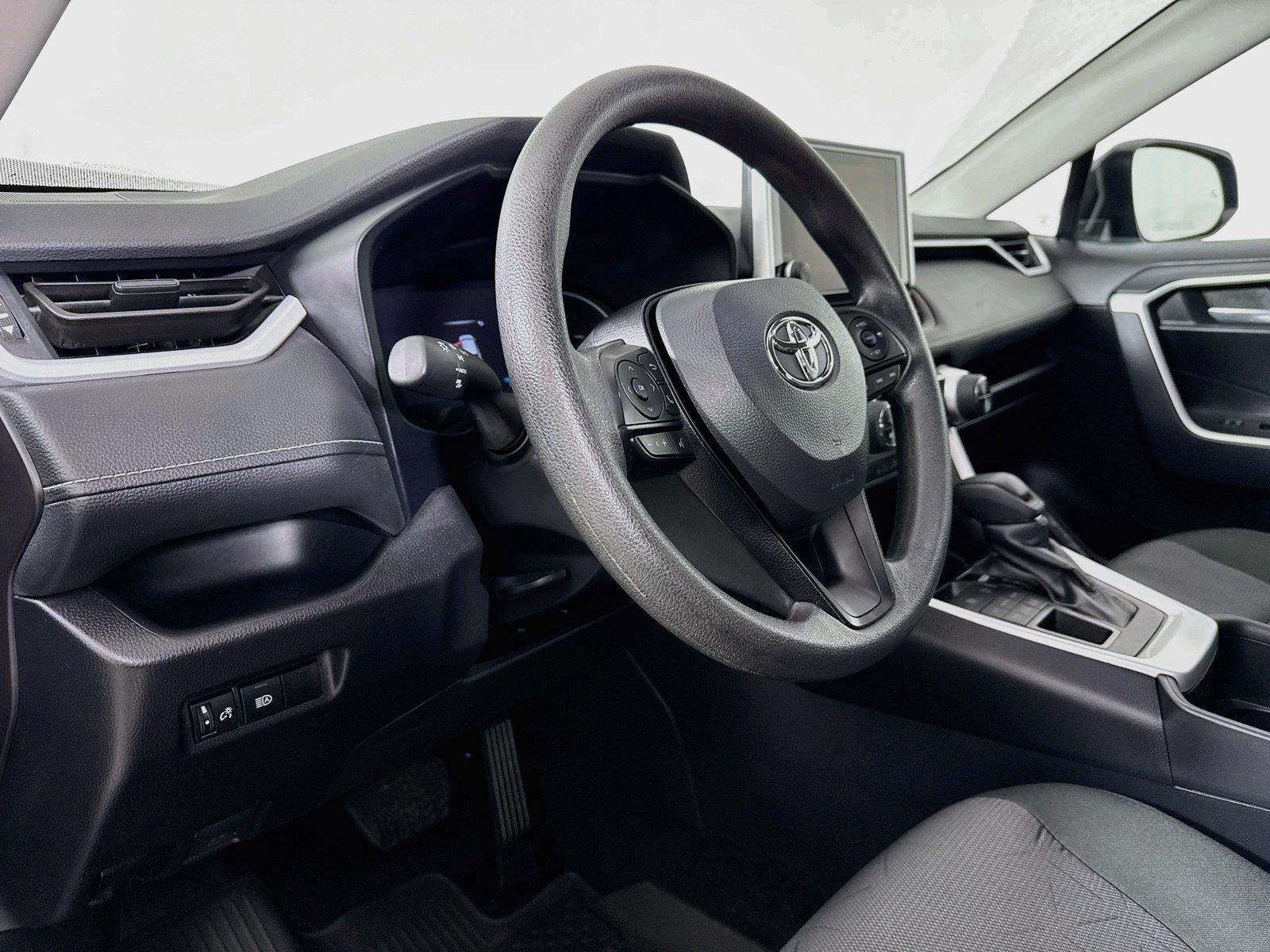 2025 Toyota RAV4 XLE photo 3
