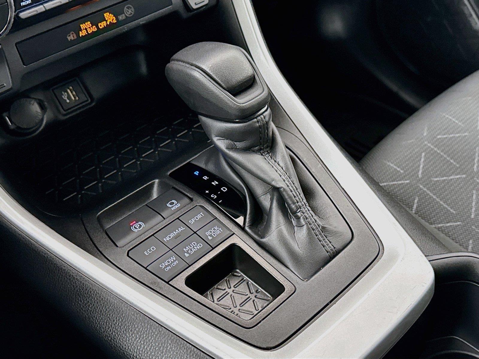 2025 Toyota RAV4 XLE photo 24