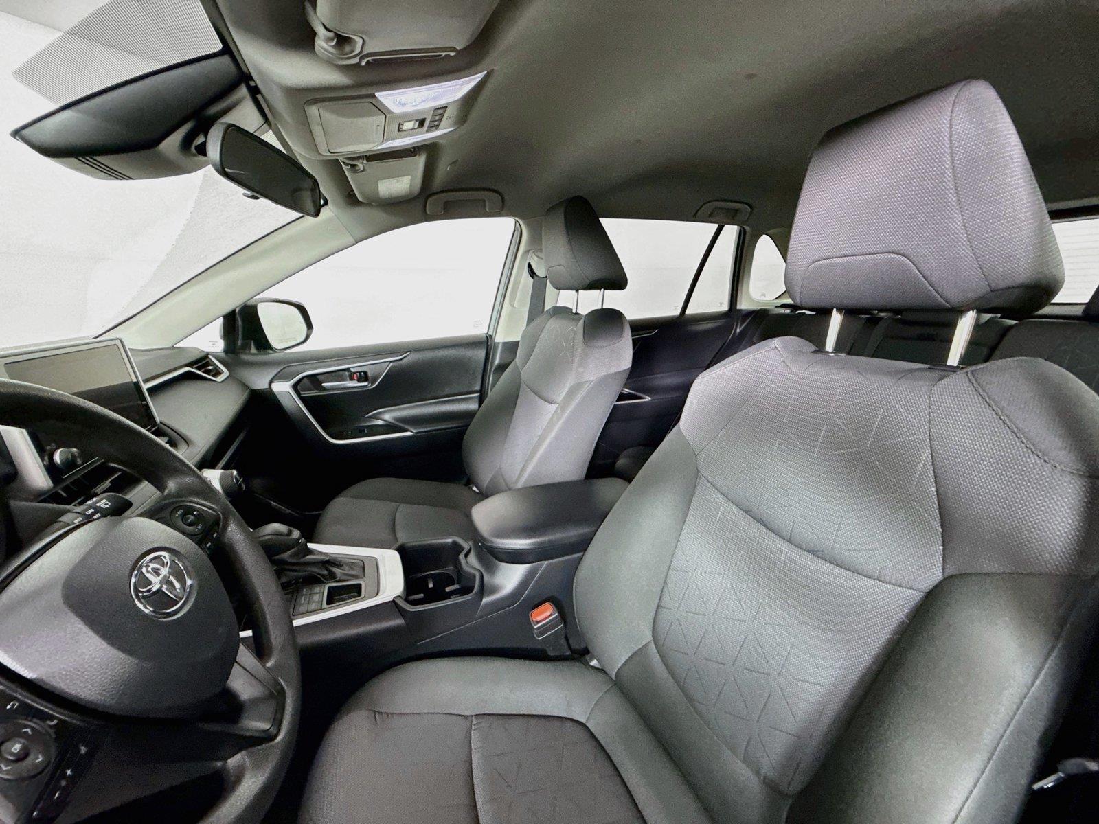2025 Toyota RAV4 XLE photo 2