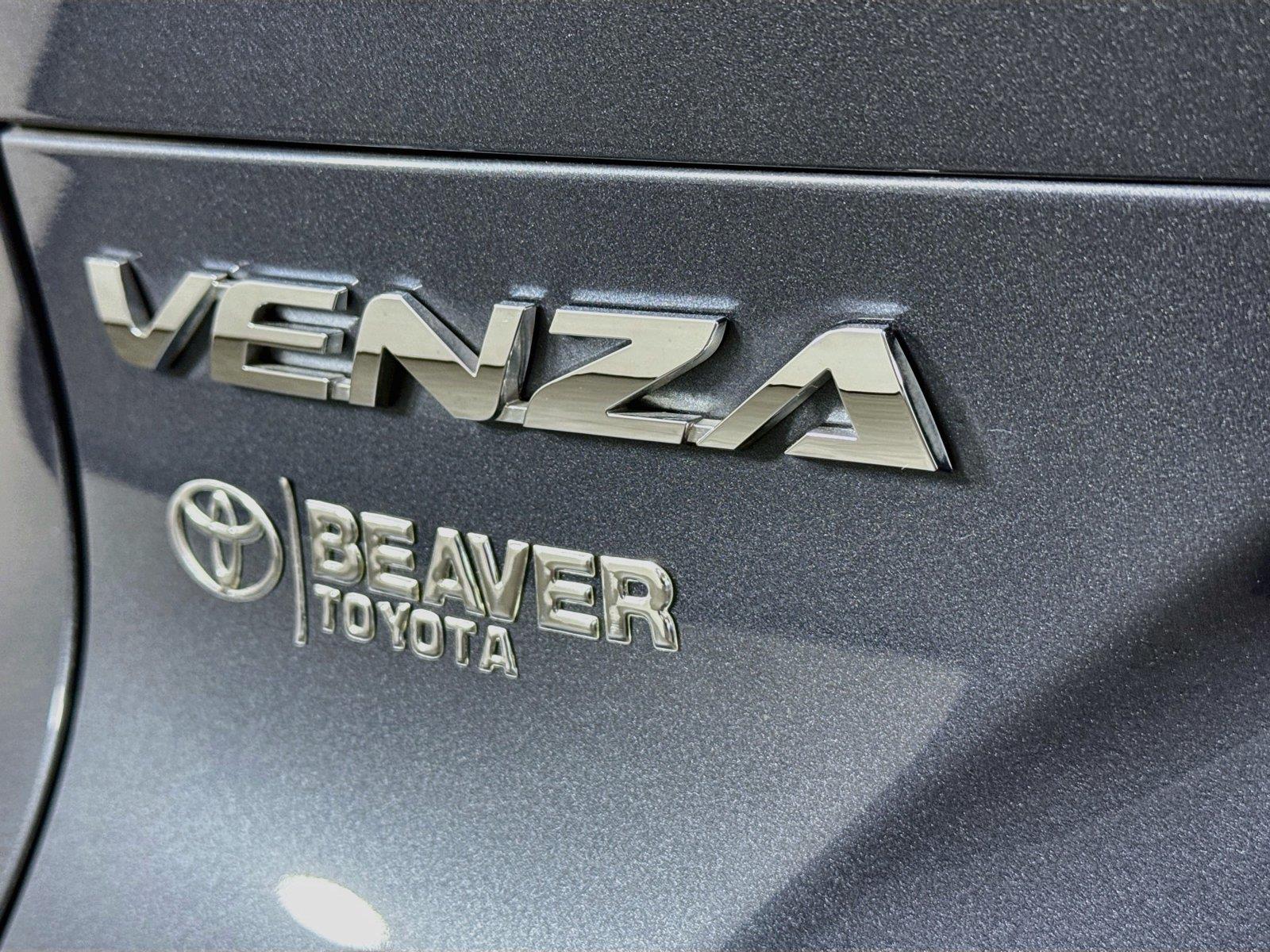 2022 Toyota Venza LE photo 12