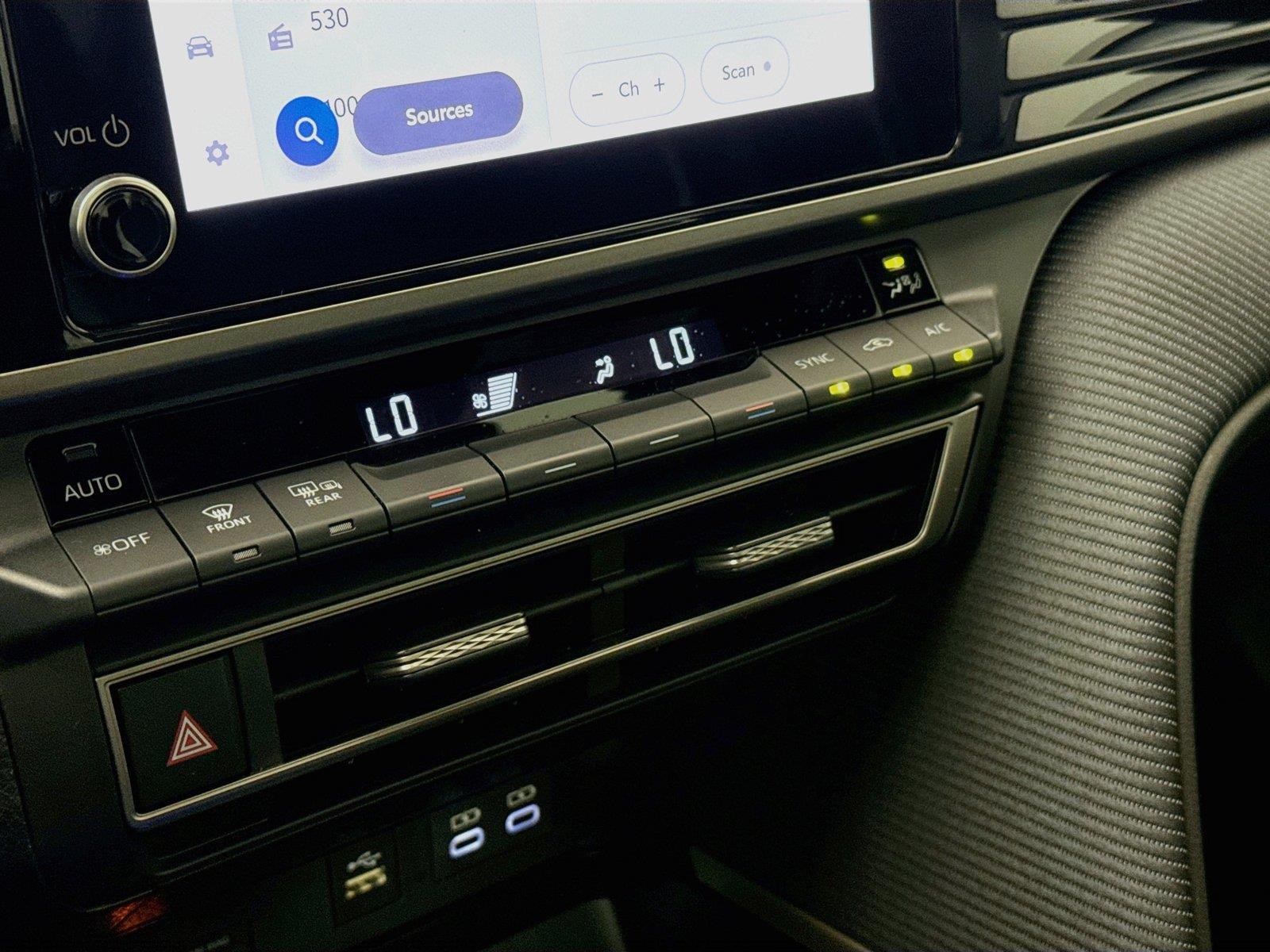 2025 Toyota Camry SE photo 25