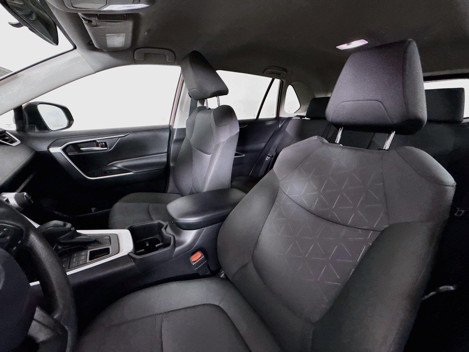 2025 Toyota RAV4 XLE photo 2