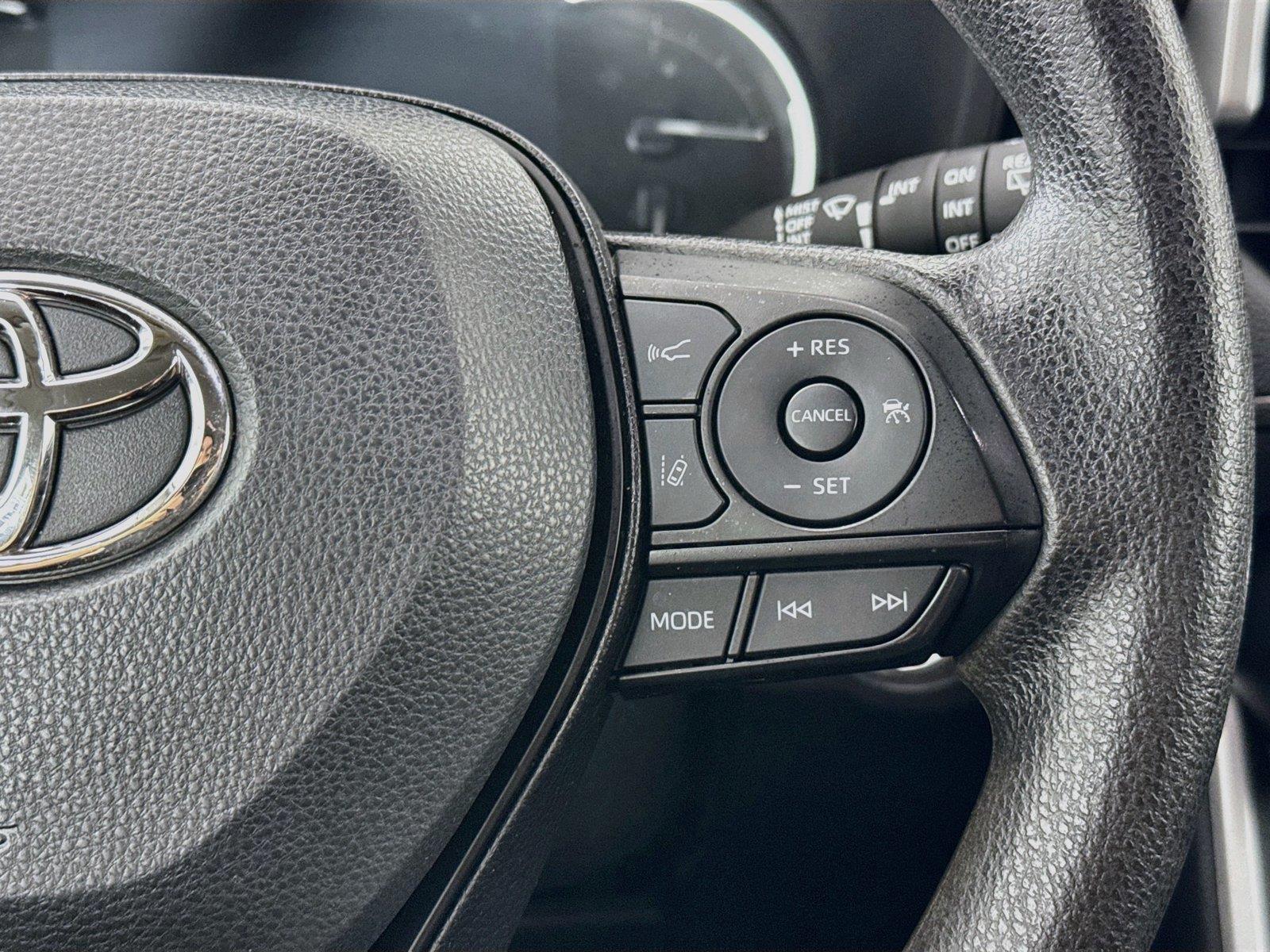 2025 Toyota RAV4 XLE photo 17