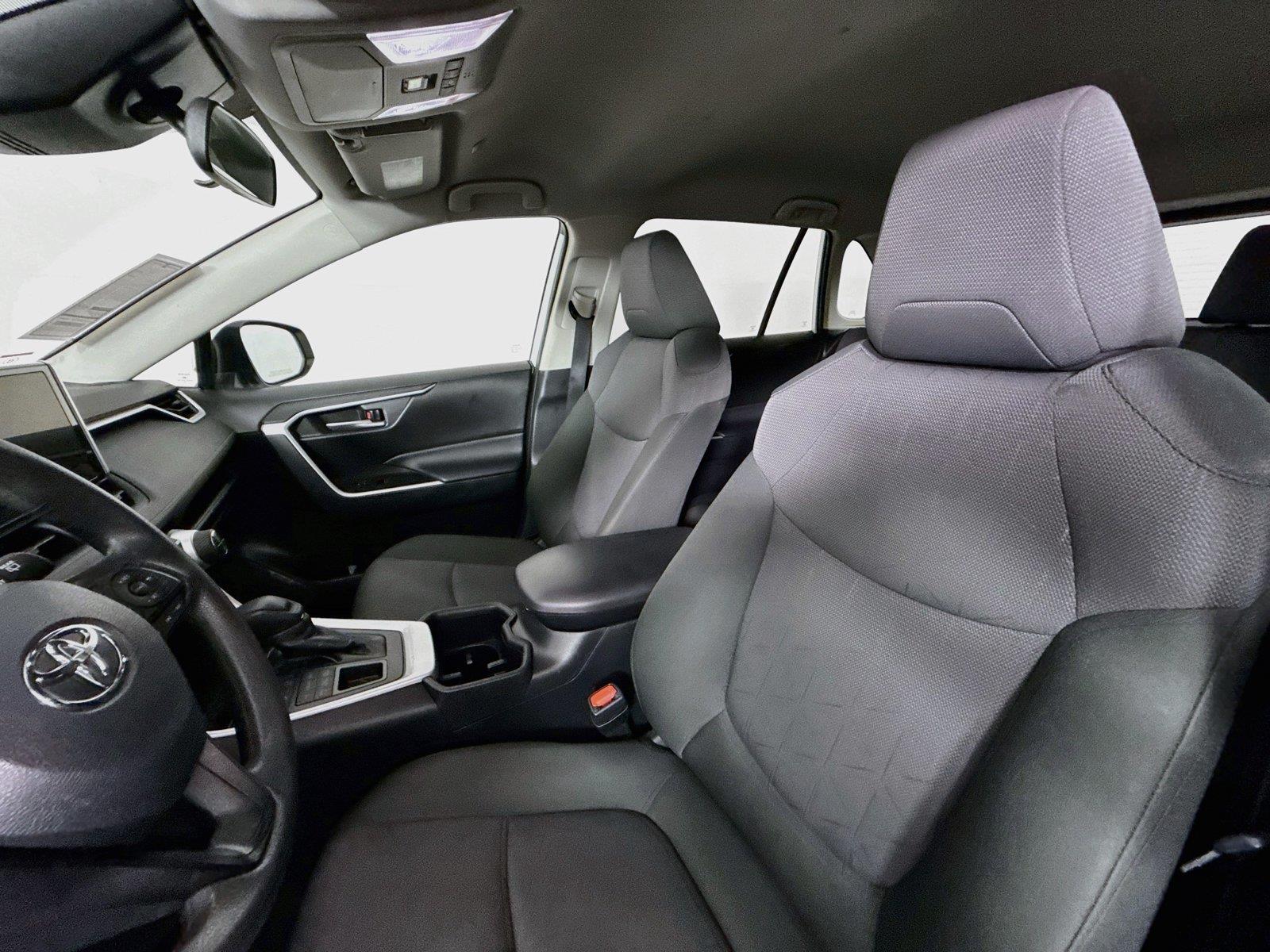 2025 Toyota RAV4 XLE photo 2