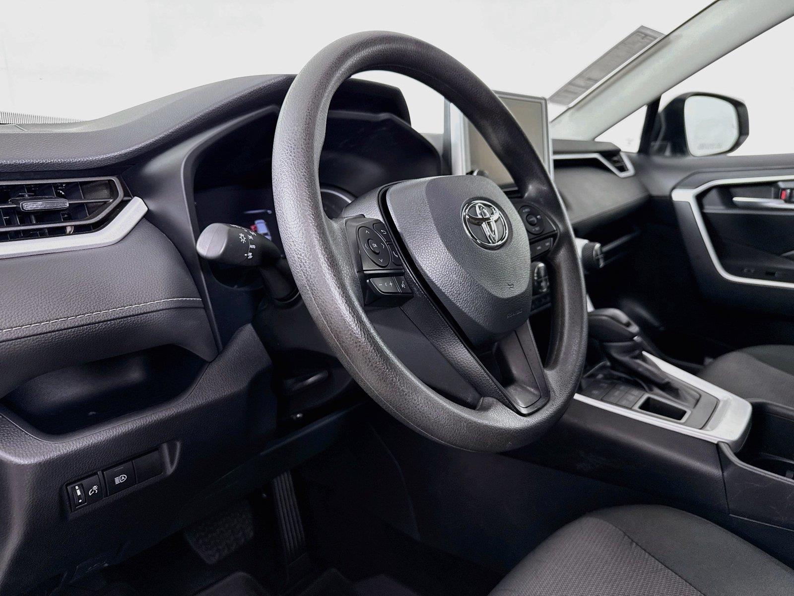 2025 Toyota RAV4 XLE photo 3