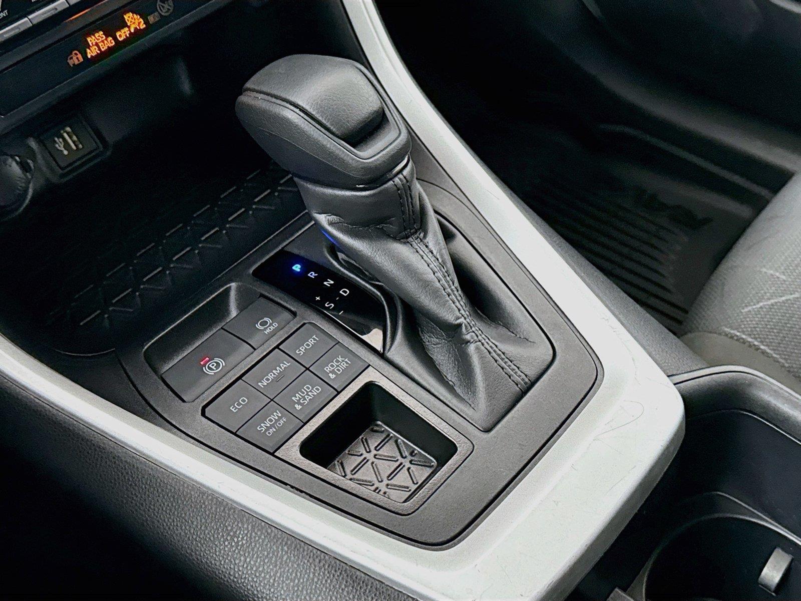 2025 Toyota RAV4 XLE photo 24