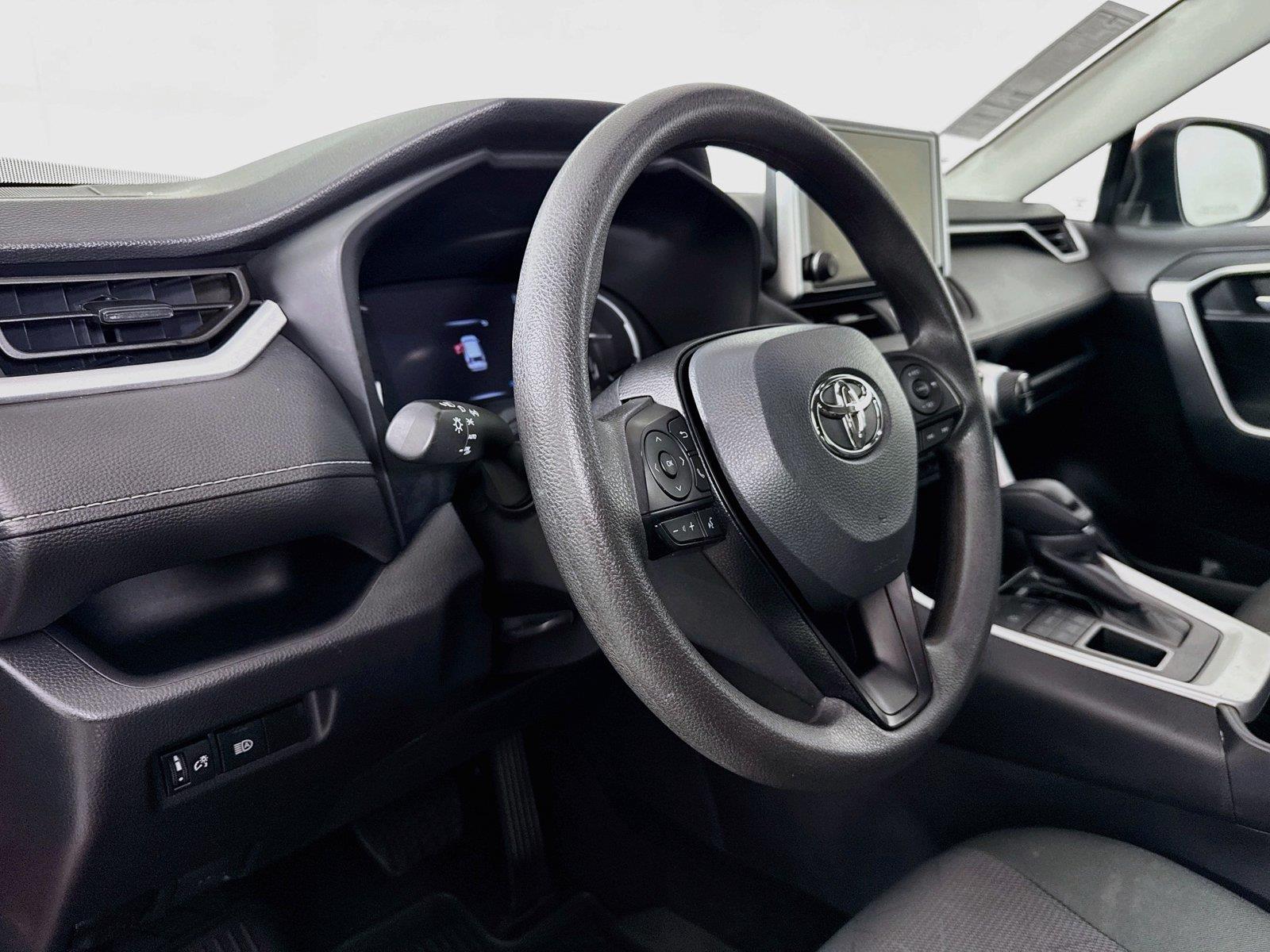 2025 Toyota RAV4 XLE photo 3