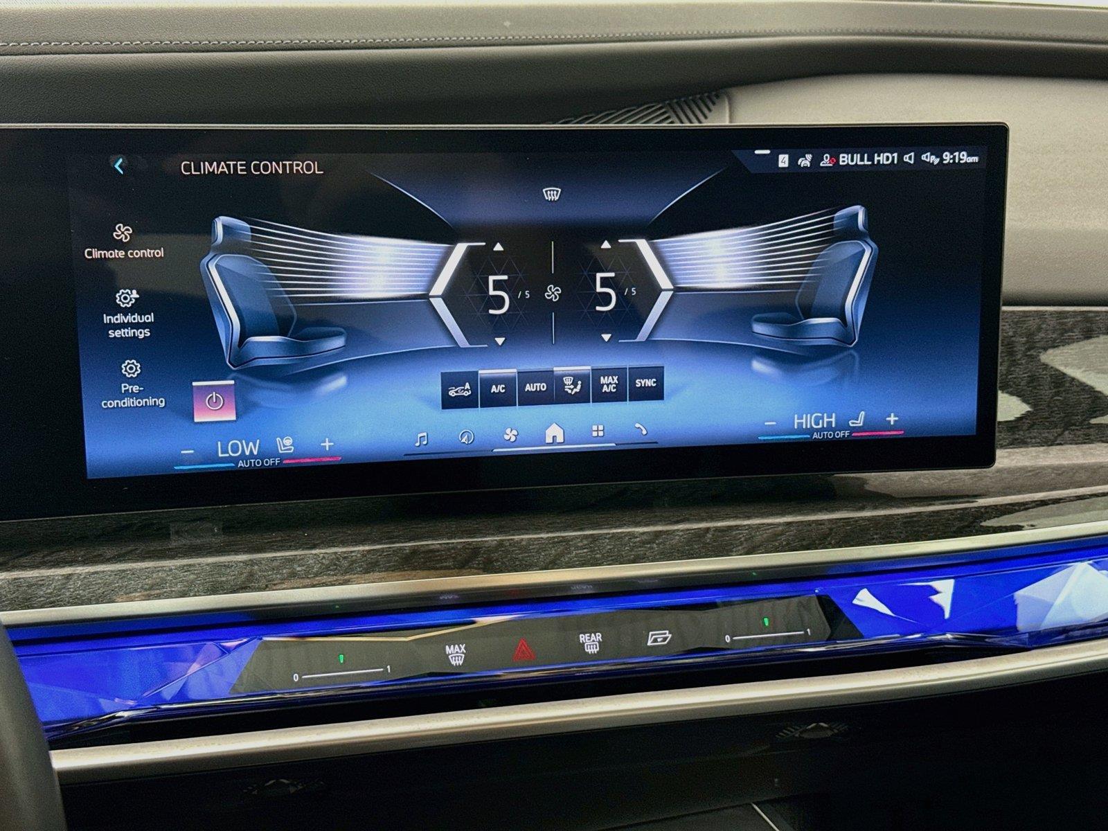 2025 BMW 7 Series 740i photo 25